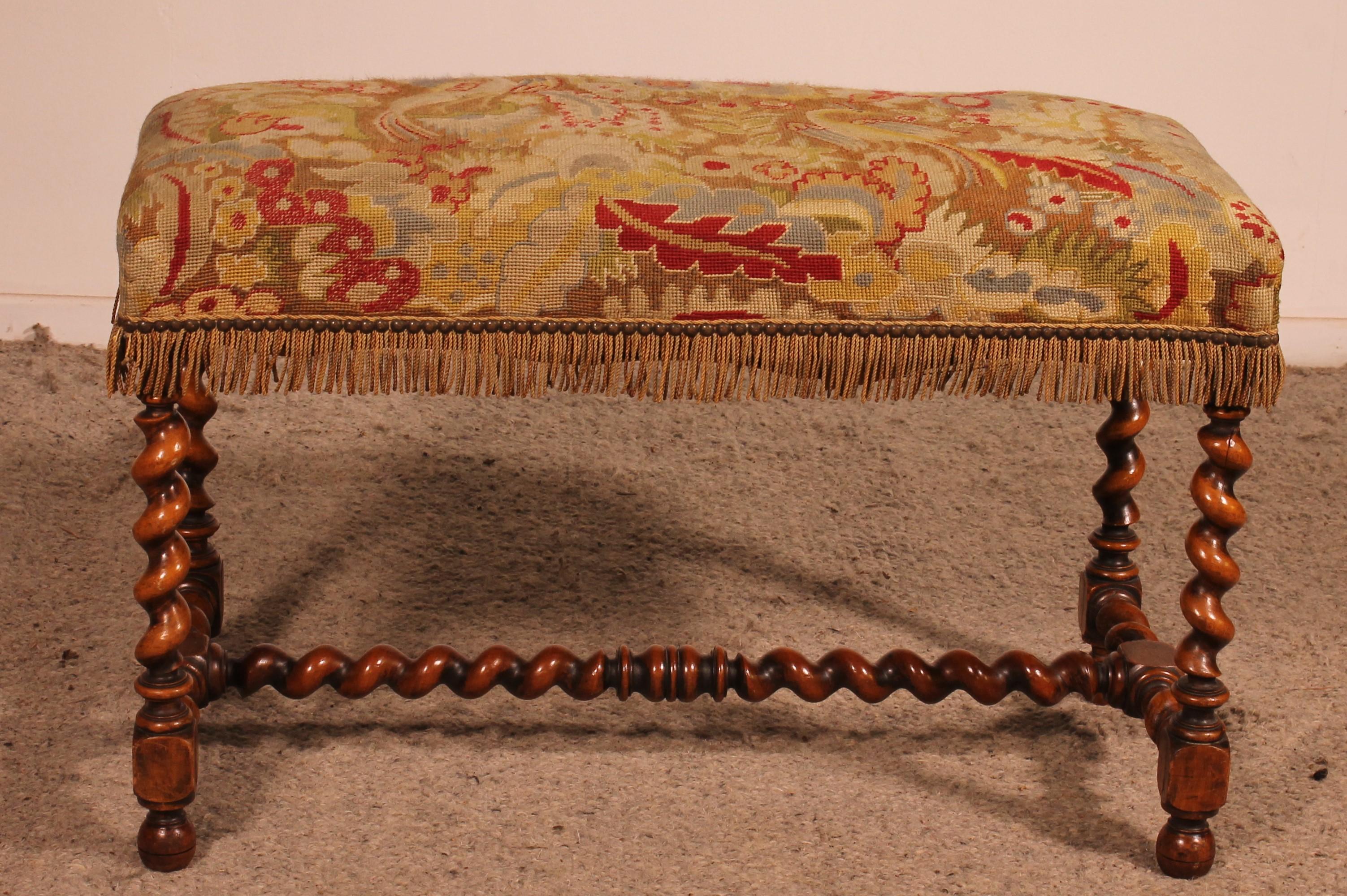 lovely Louis XIII style bench in walnut covered with a tapestry 

Very beautiful little model which has a superb turning

The bench is covered with a very beautiful tapestry representing two birds which has very beautiful colors

In superb condition