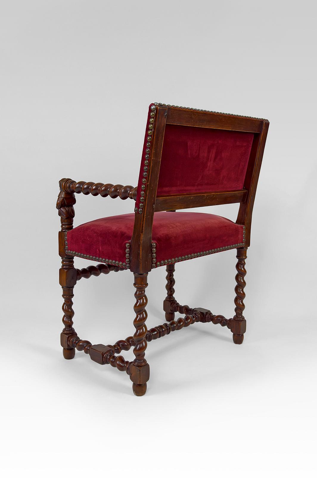 Sessel im Stil Louis XIII / Haute Epoque mit Frauenskulpturen auf den Armlehnen. (Französisch) im Angebot
