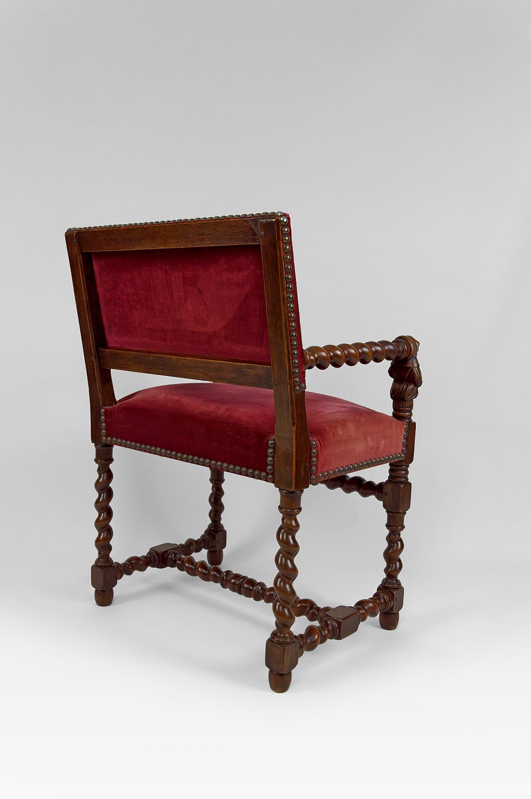 Sessel im Stil Louis XIII / Haute Epoque mit Frauenskulpturen auf den Armlehnen. (Geschnitzt) im Angebot