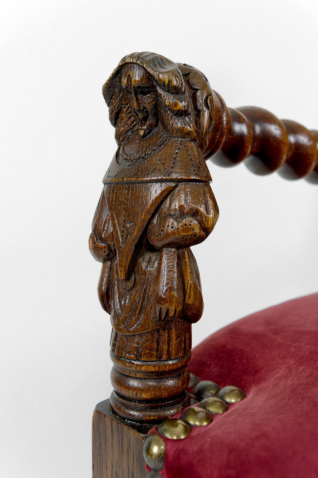 Sessel im Stil Louis XIII / Haute Epoque mit Frauenskulpturen auf den Armlehnen. (Stoff) im Angebot