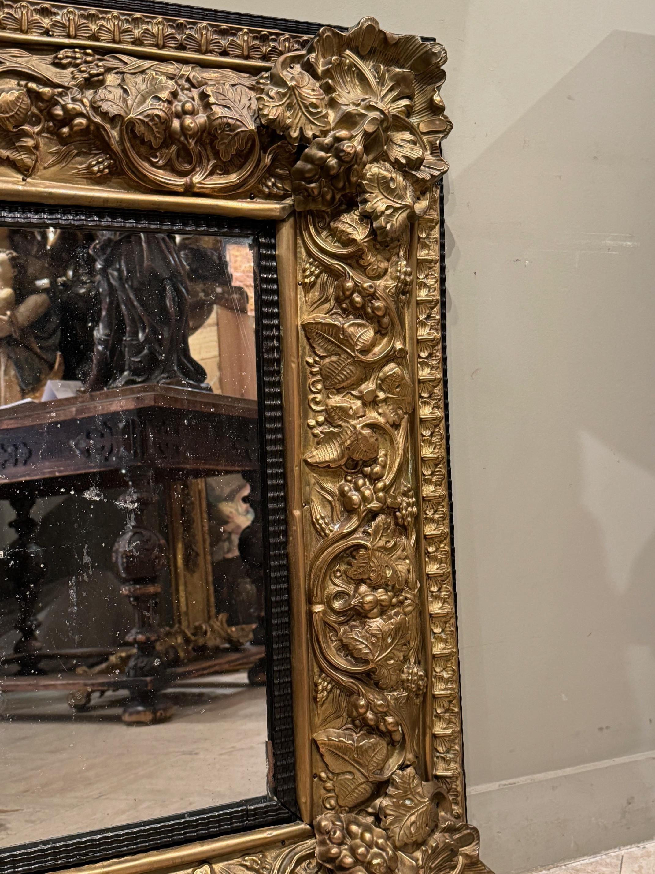 Goffrato Specchio Luigi XIII in rame sbalzato, XIX secolo. in vendita