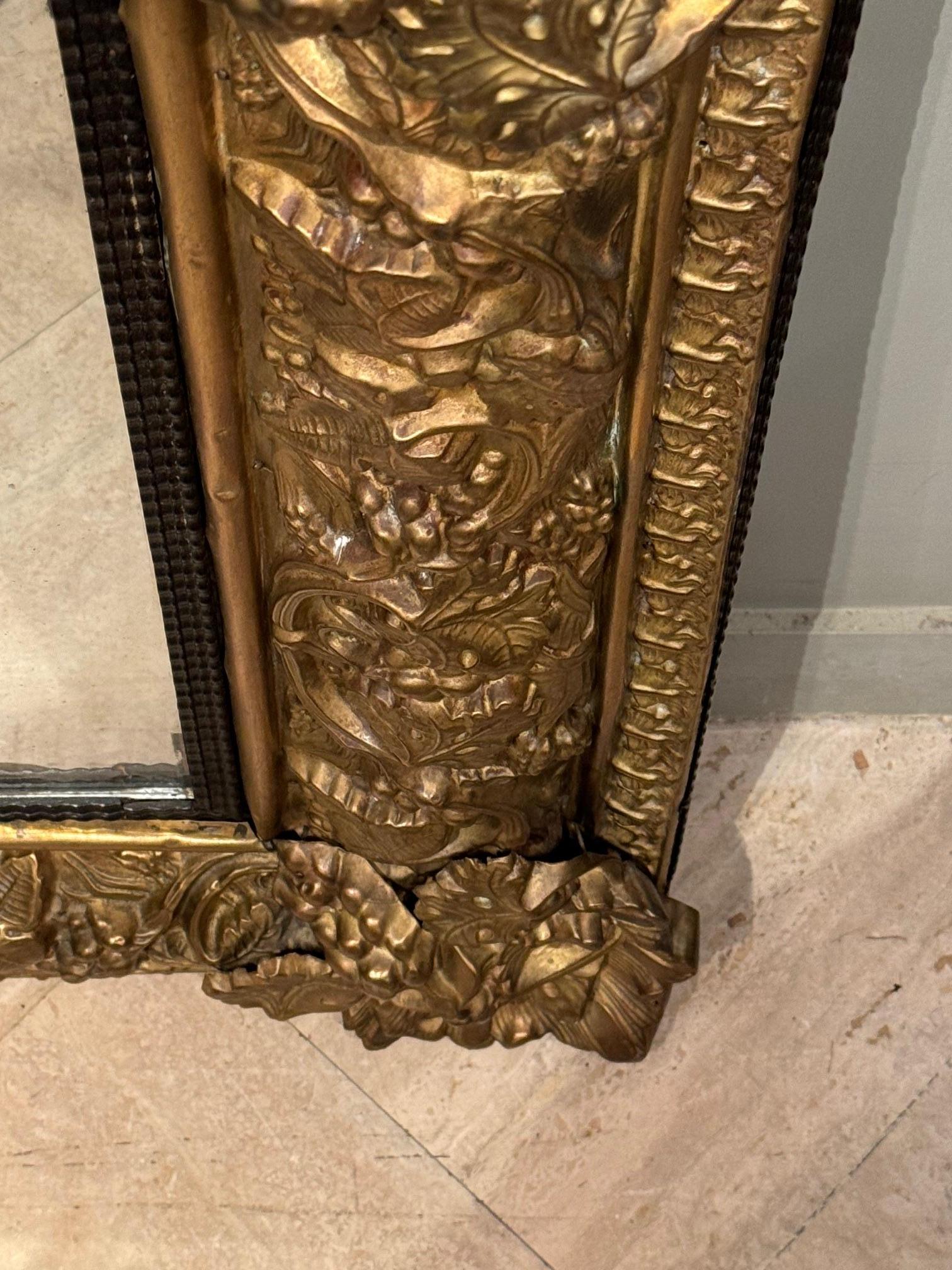 Specchio Luigi XIII in rame sbalzato, XIX secolo. In condizioni buone in vendita a PARIS, FR