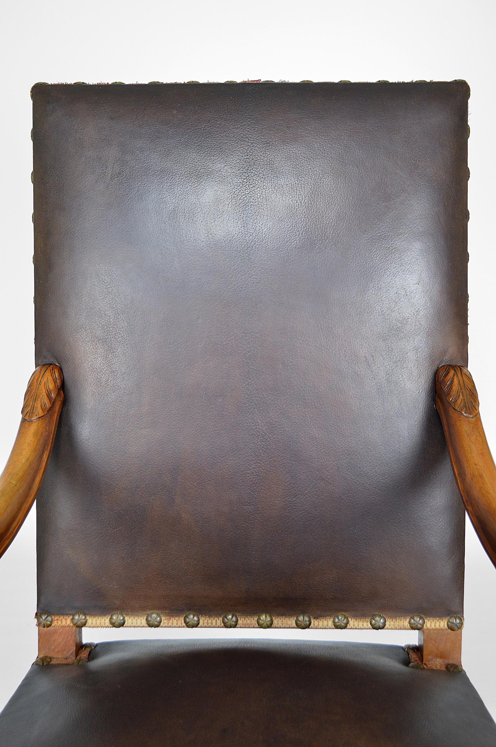 Louis XIII Office Armchair in Leather and Carved Walnut, France, circa 1860 For Sale 5