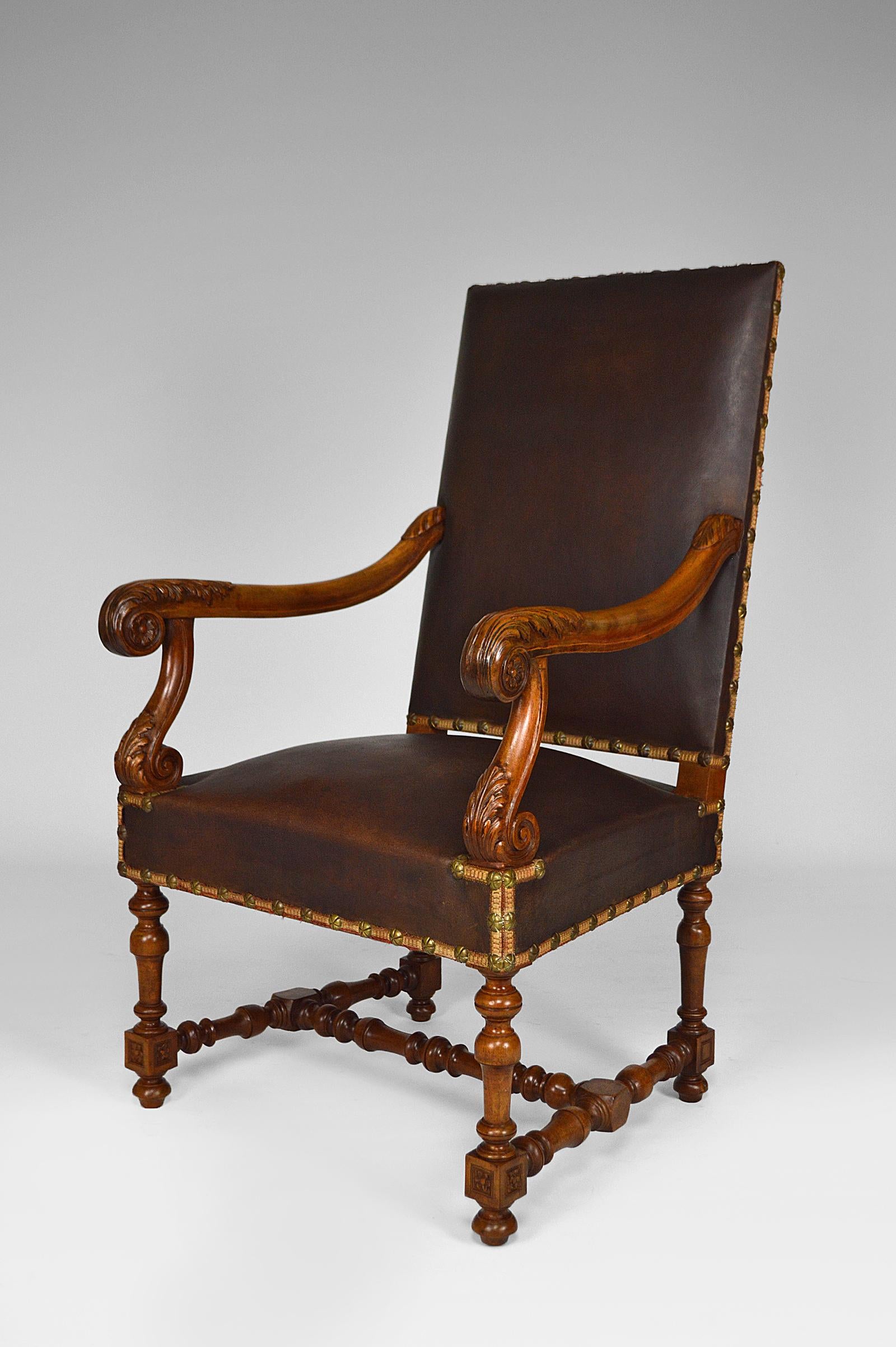 Large armchair / throne for living room or desk / office.

Walnut structure carved on a floral theme (flowers and acanthus leaves on the armrests). Seat and back covered in leather.
Original leather in good condition, which is extremely rare for