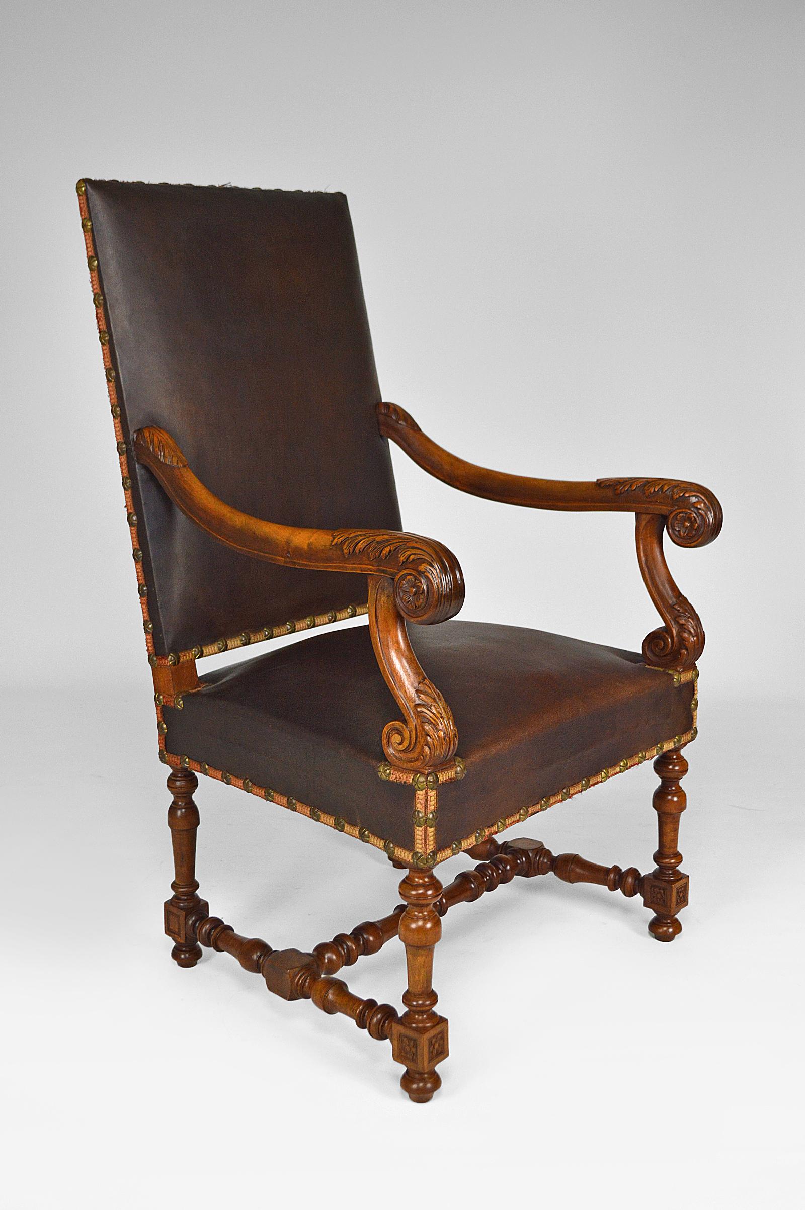 Louis XIII Office Armchair in Leather and Carved Walnut, France, circa 1860 In Good Condition For Sale In VÉZELAY, FR