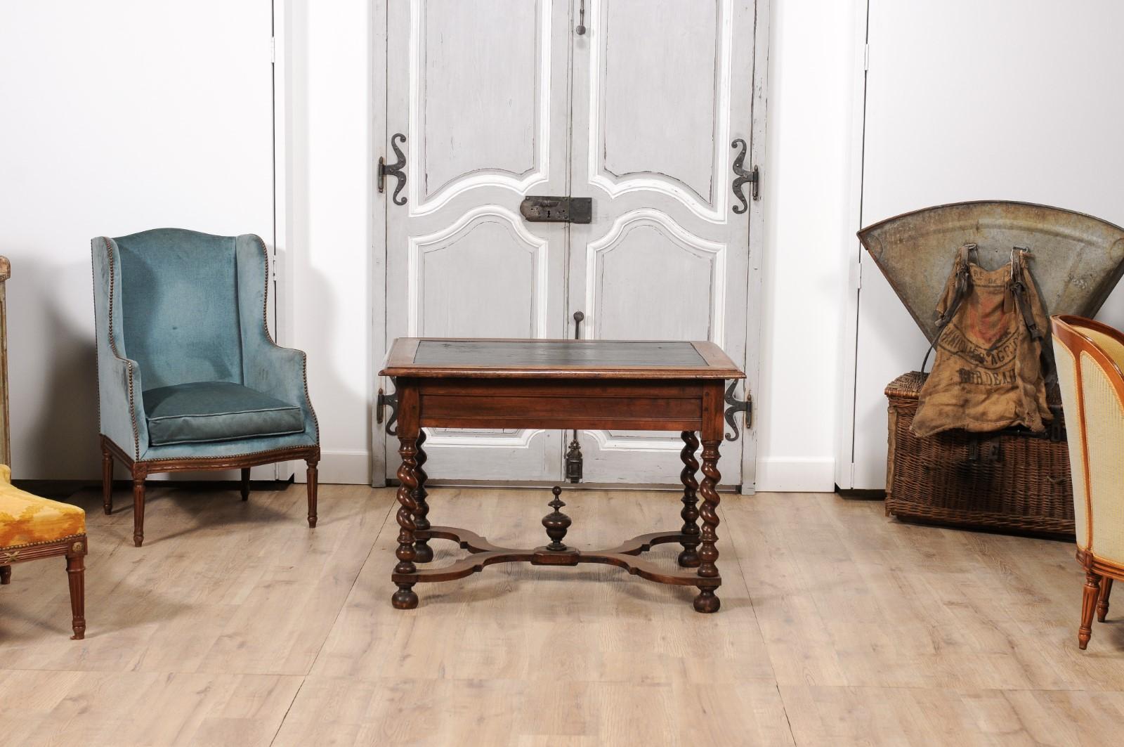 Table à torsades d'orge en noyer sculpté d'époque Louis XIII (1630) avec plateau peint en noir en vente 3