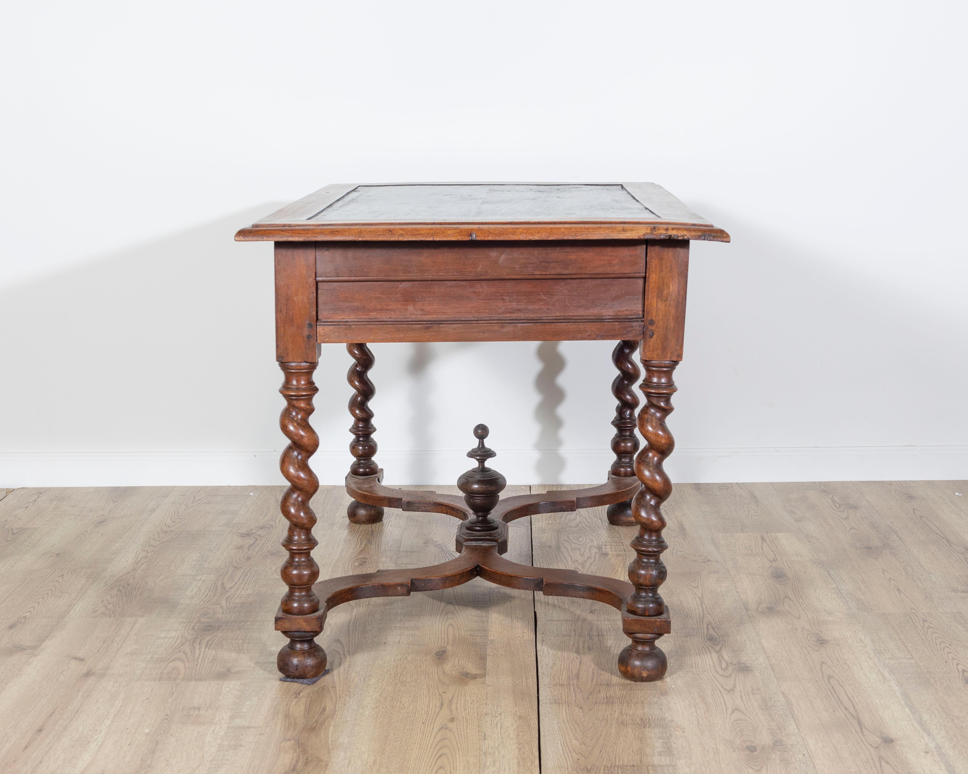 Table à torsades d'orge en noyer sculpté d'époque Louis XIII (1630) avec plateau peint en noir en vente 4