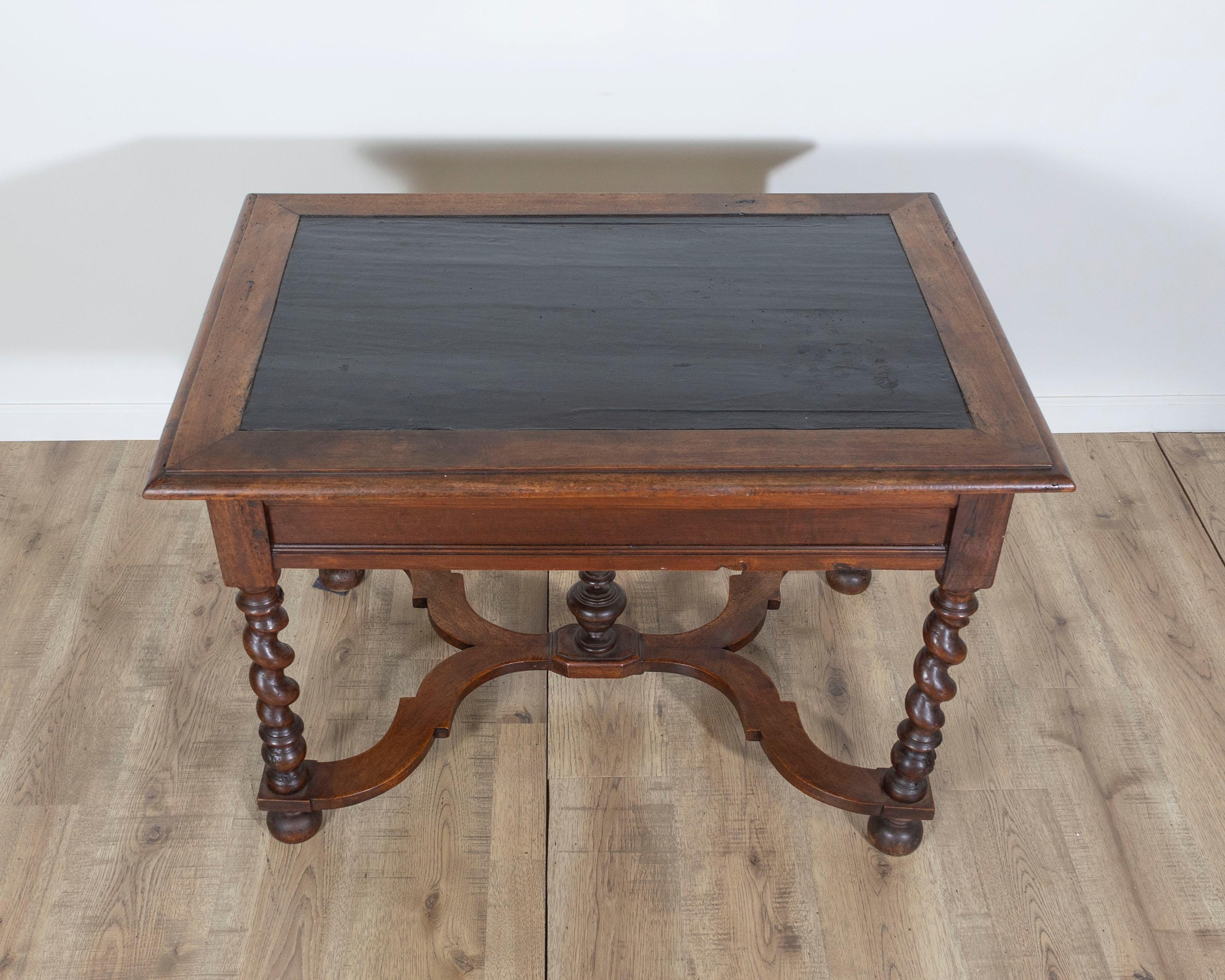 italien Table à torsades d'orge en noyer sculpté d'époque Louis XIII (1630) avec plateau peint en noir en vente