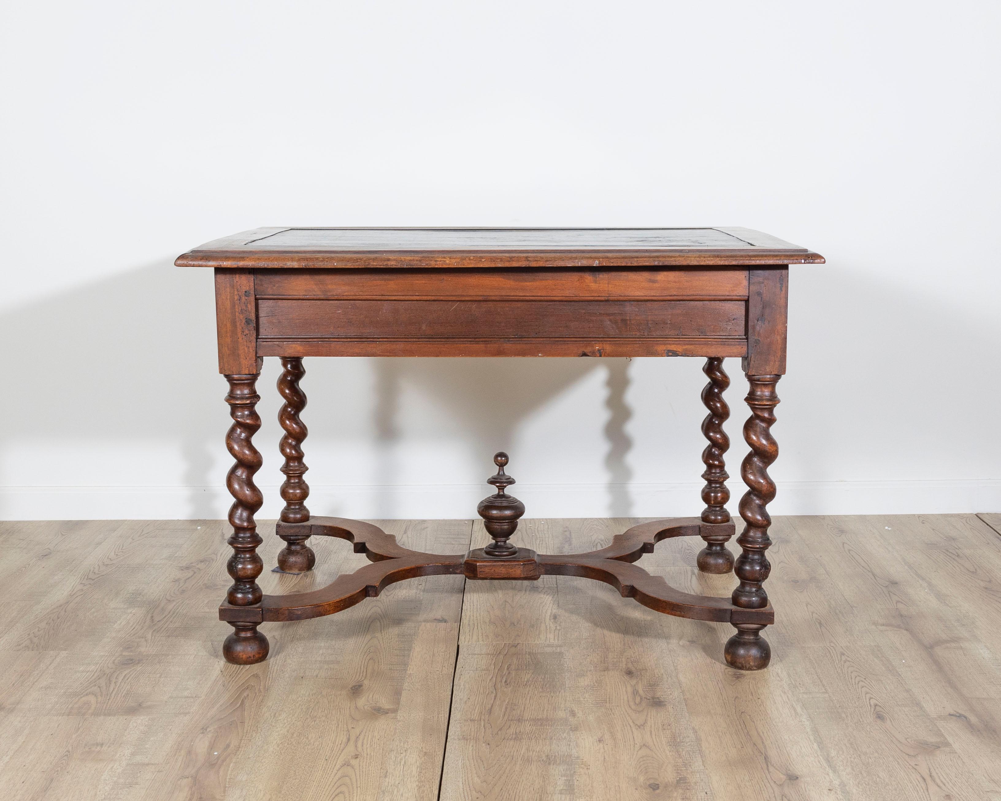 Table à torsades d'orge en noyer sculpté d'époque Louis XIII (1630) avec plateau peint en noir Bon état - En vente à Atlanta, GA