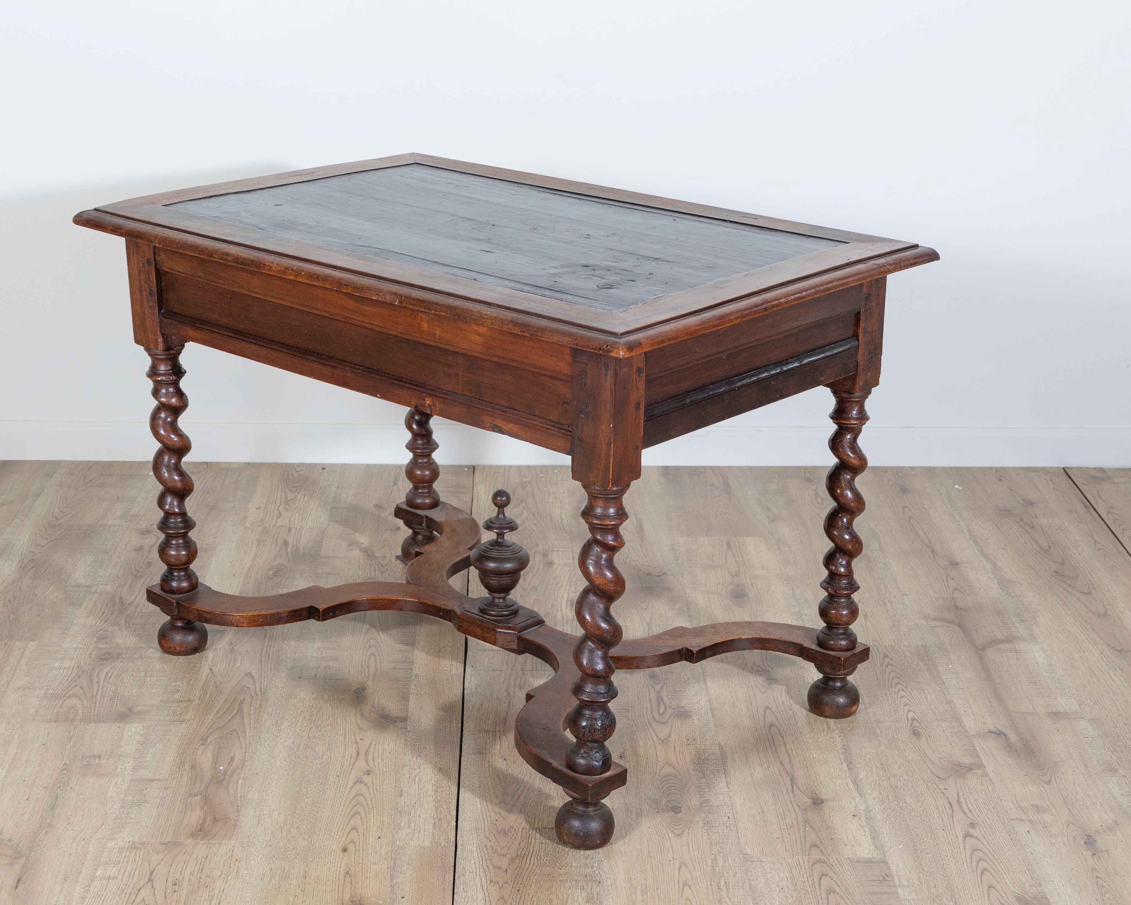 17ème siècle Table à torsades d'orge en noyer sculpté d'époque Louis XIII (1630) avec plateau peint en noir en vente