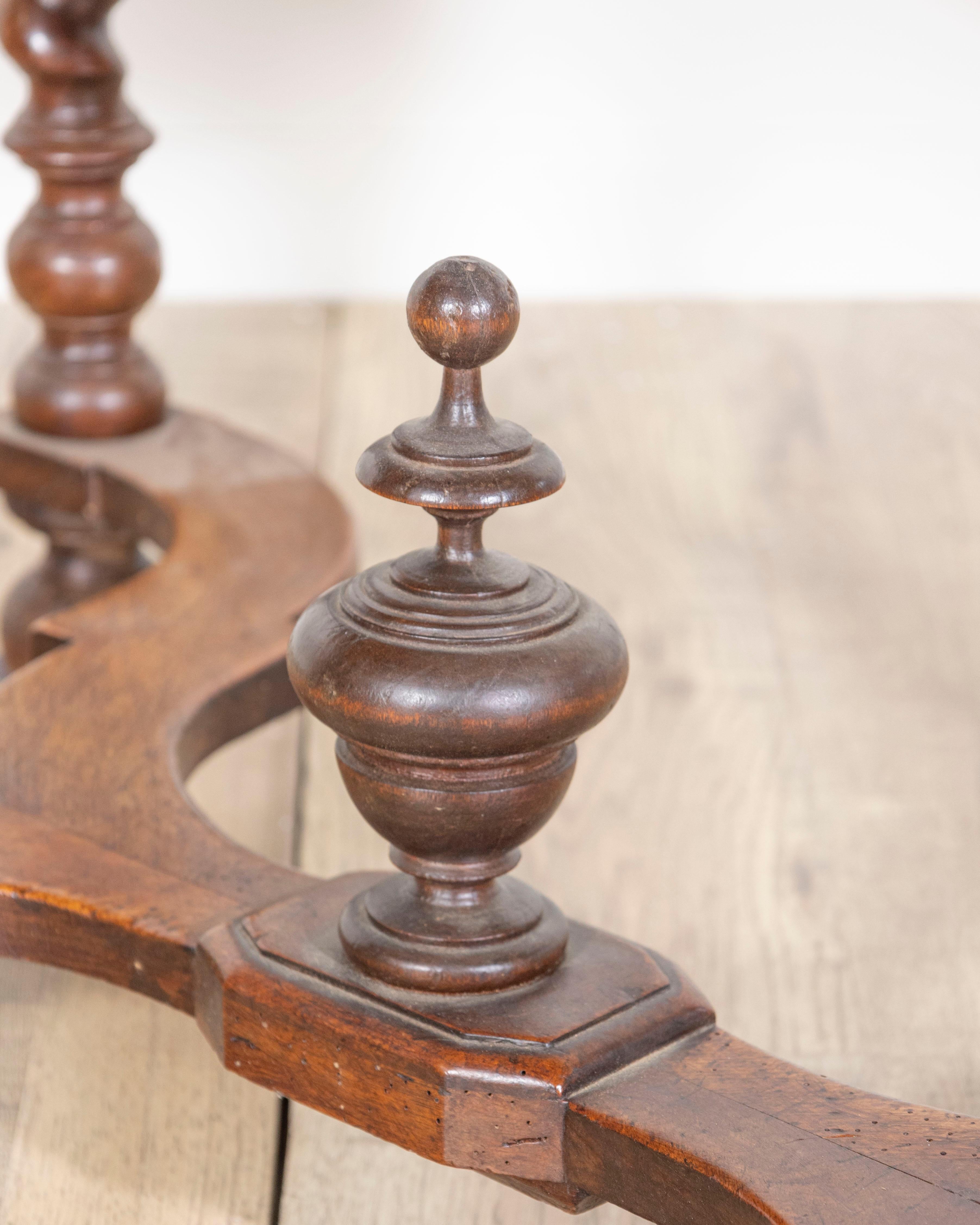 Noyer Table à torsades d'orge en noyer sculpté d'époque Louis XIII (1630) avec plateau peint en noir en vente