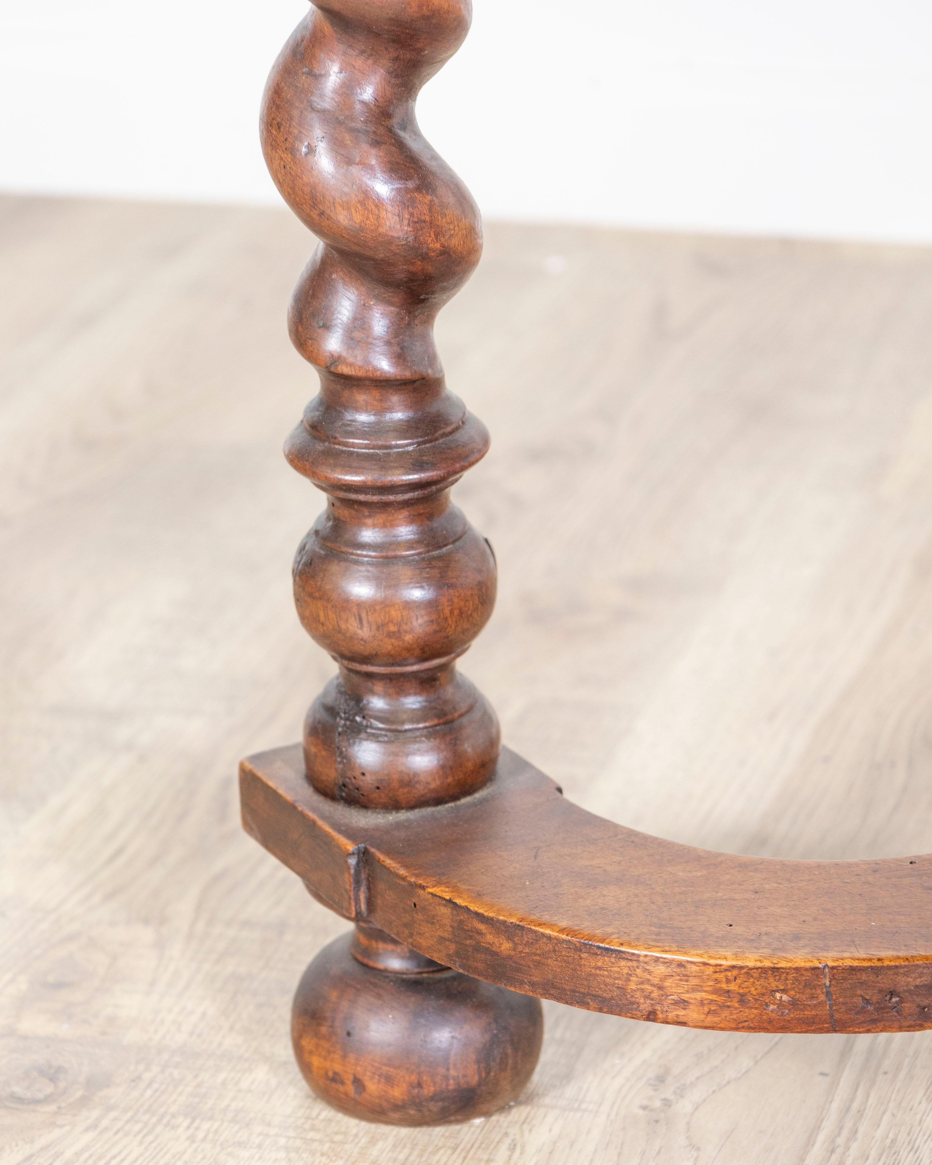 Table à torsades d'orge en noyer sculpté d'époque Louis XIII (1630) avec plateau peint en noir en vente 1