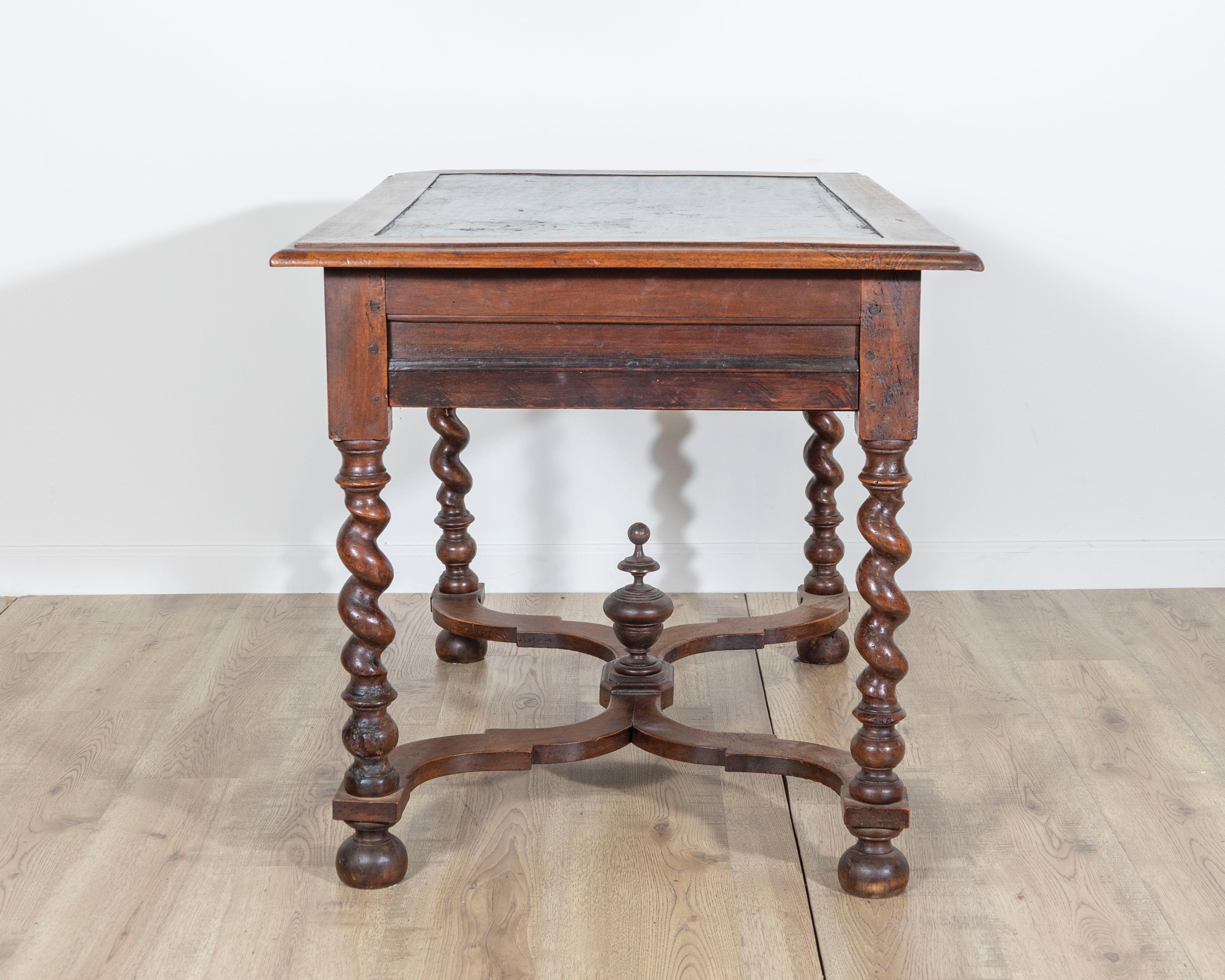 Table à torsades d'orge en noyer sculpté d'époque Louis XIII (1630) avec plateau peint en noir en vente 2