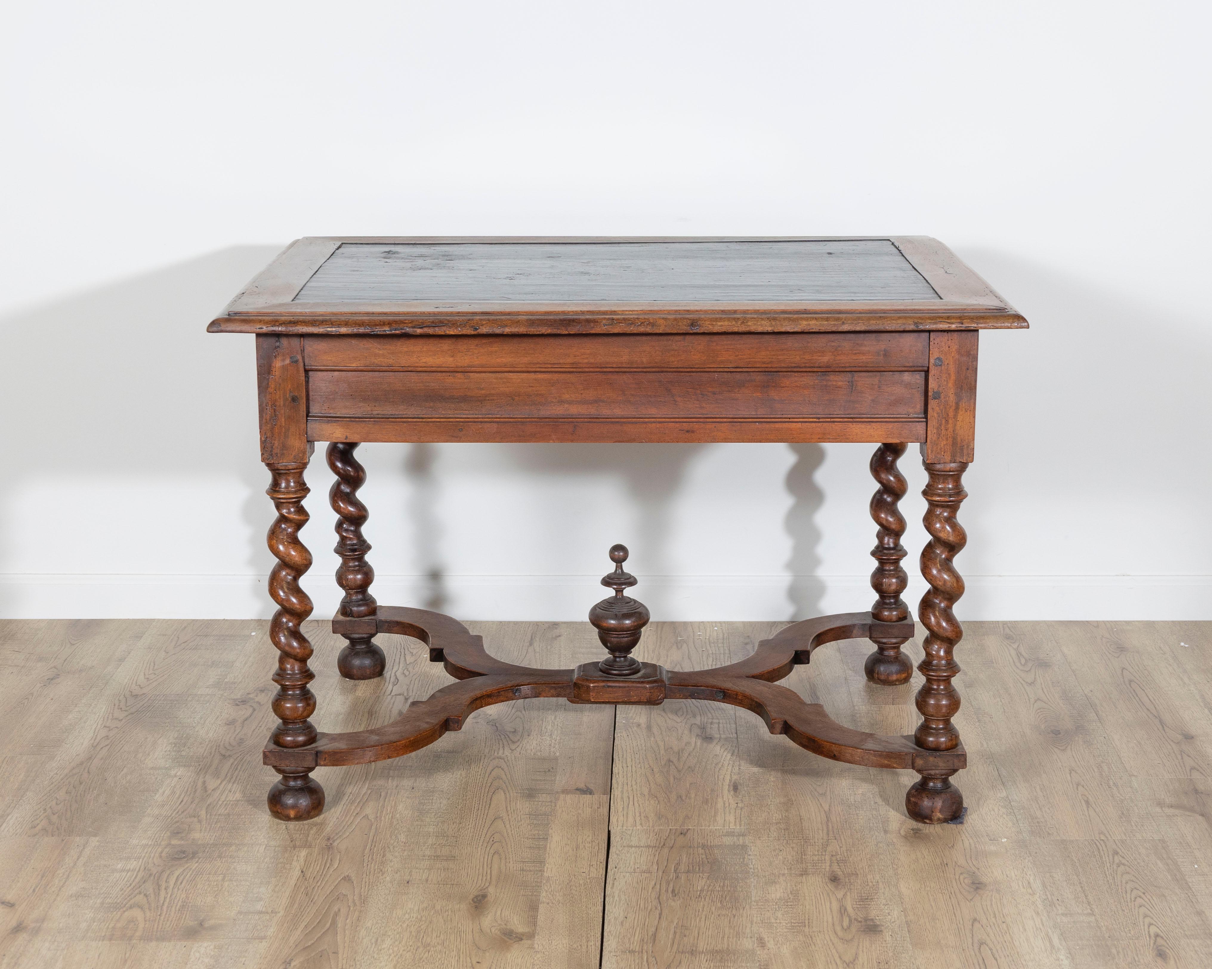 Table à torsades d'orge en noyer sculpté d'époque Louis XIII (1630) avec plateau peint en noir en vente 3