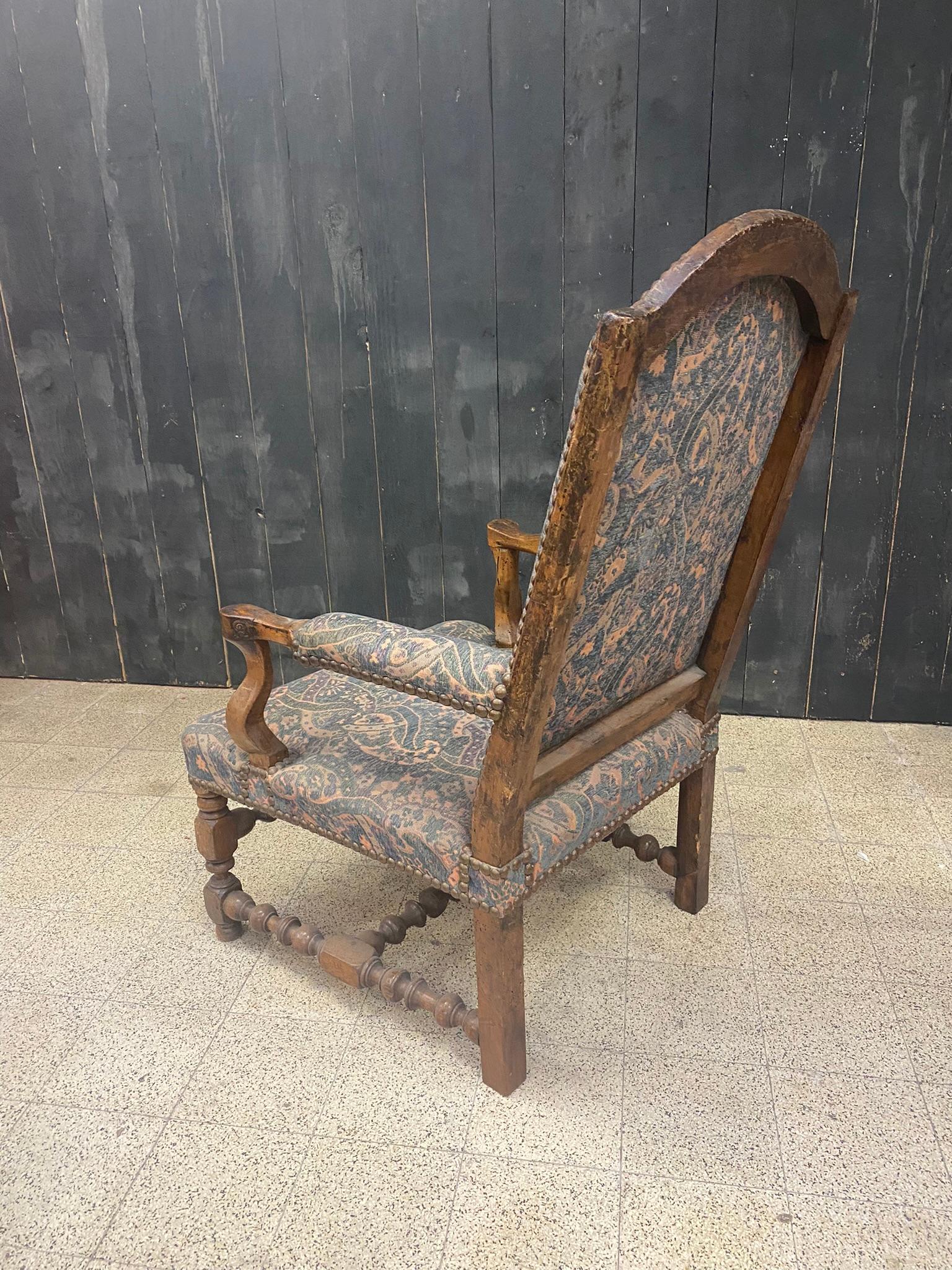 Louis XIII period armchair
Many wear and old restorations;
Nevertheless this chair is stable and functional.