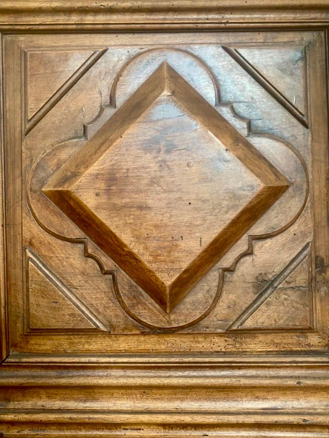 Louis XIII Periode Nussbaum Kleiderschrank - 17. Jahrhundert - Frankreich (Louis XIII.) im Angebot