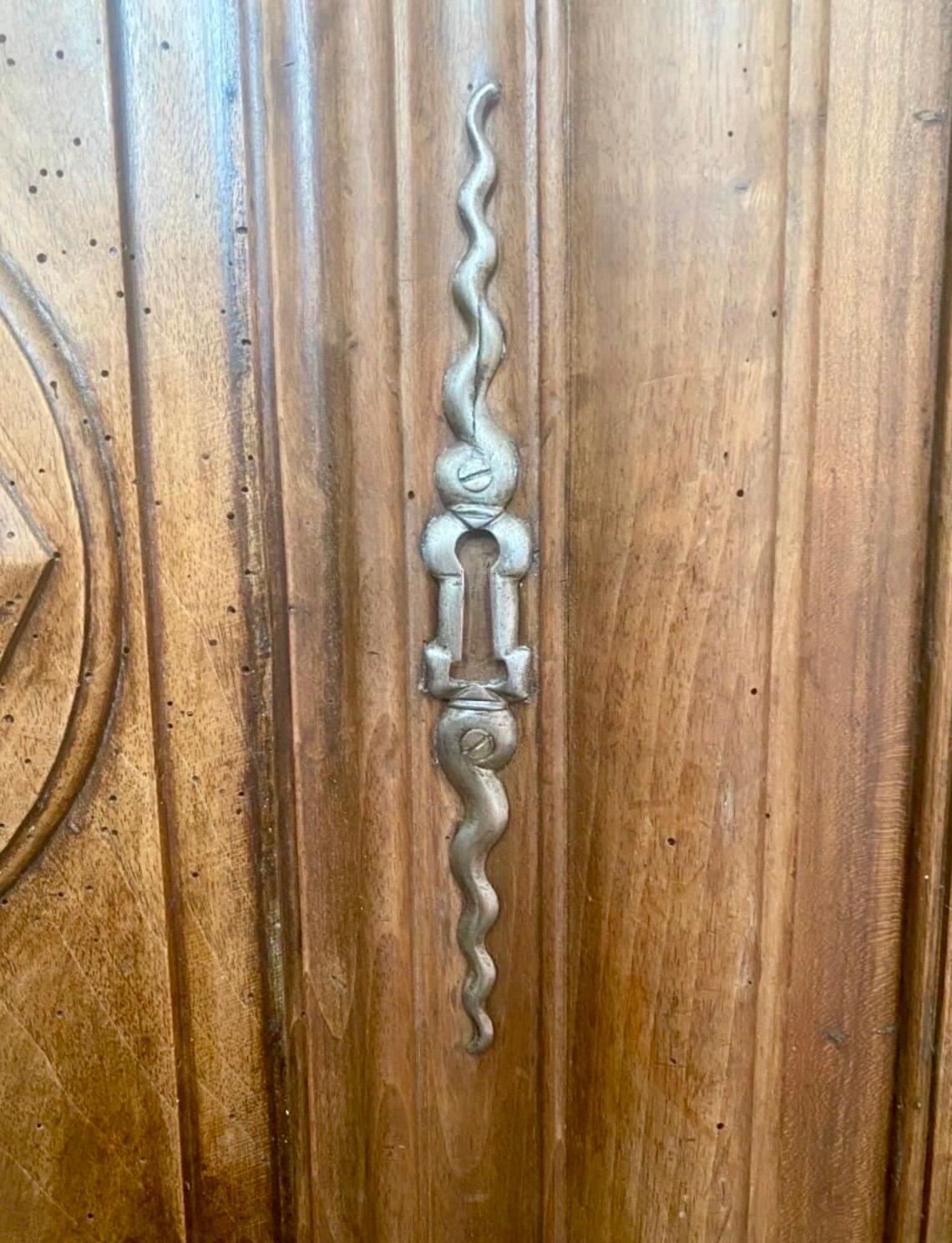 Louis XIII Periode Nussbaum Kleiderschrank - 17. Jahrhundert - Frankreich (Französisch) im Angebot