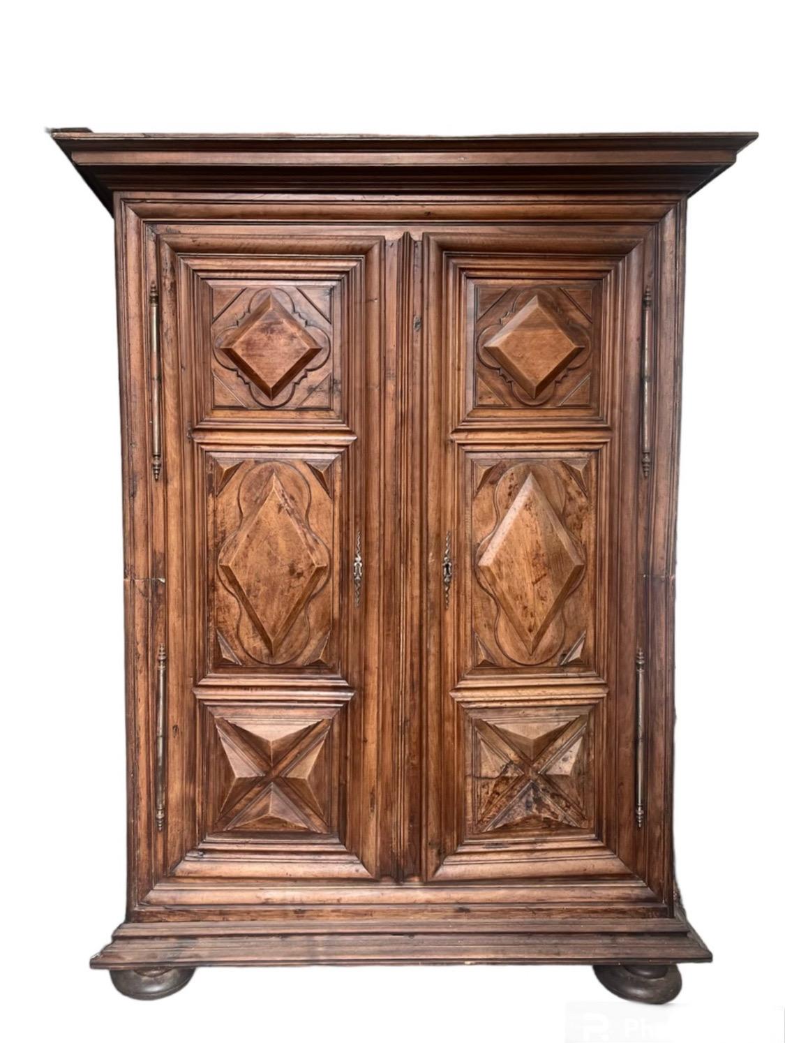 Louis XIII Periode Nussbaum Kleiderschrank - 17. Jahrhundert - Frankreich im Zustand „Gut“ im Angebot in Beuzevillette, FR