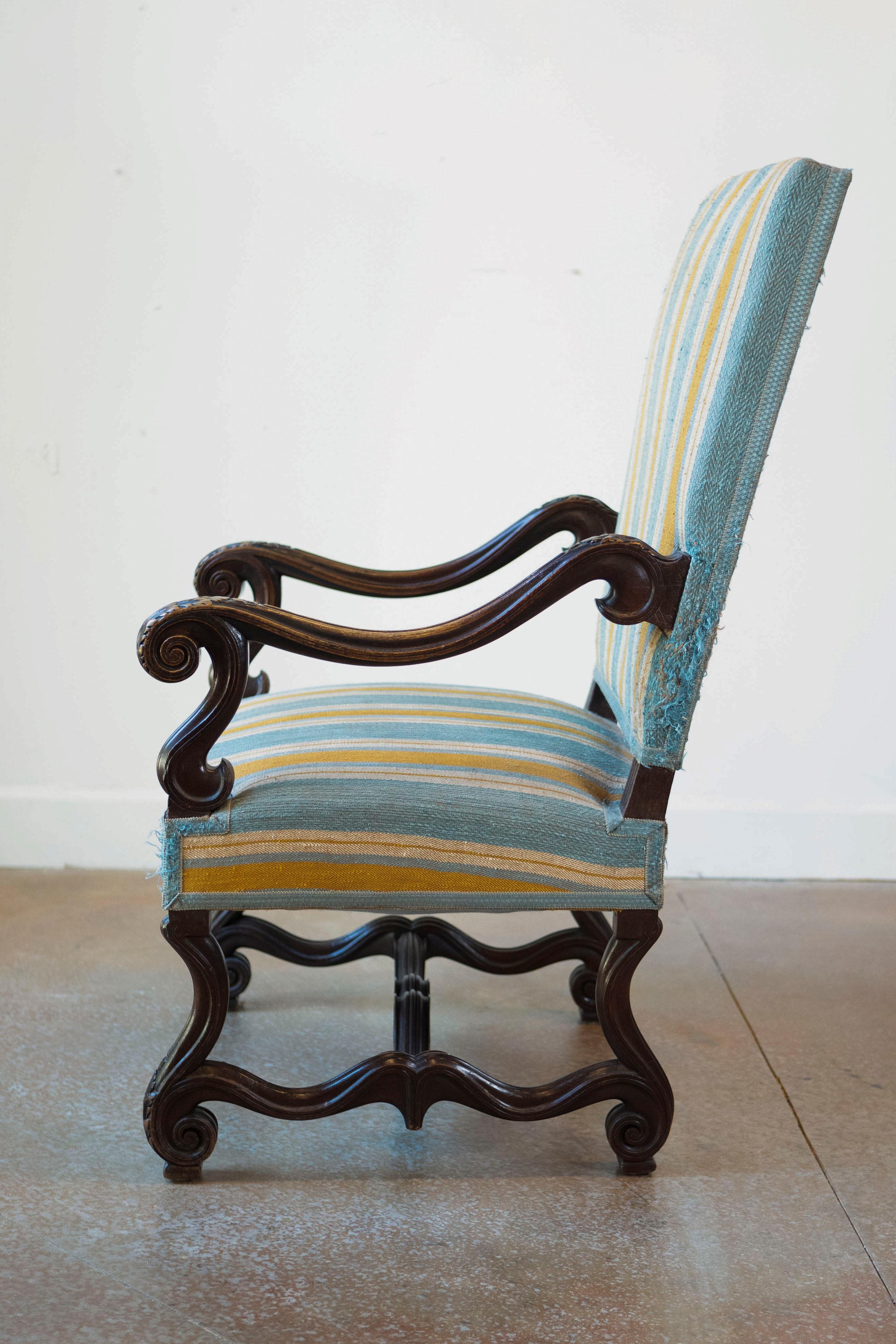 Tappezzeria Poltrone in stile Luigi XIII del XIX secolo in noce francese Os de Mouton, una coppia in vendita