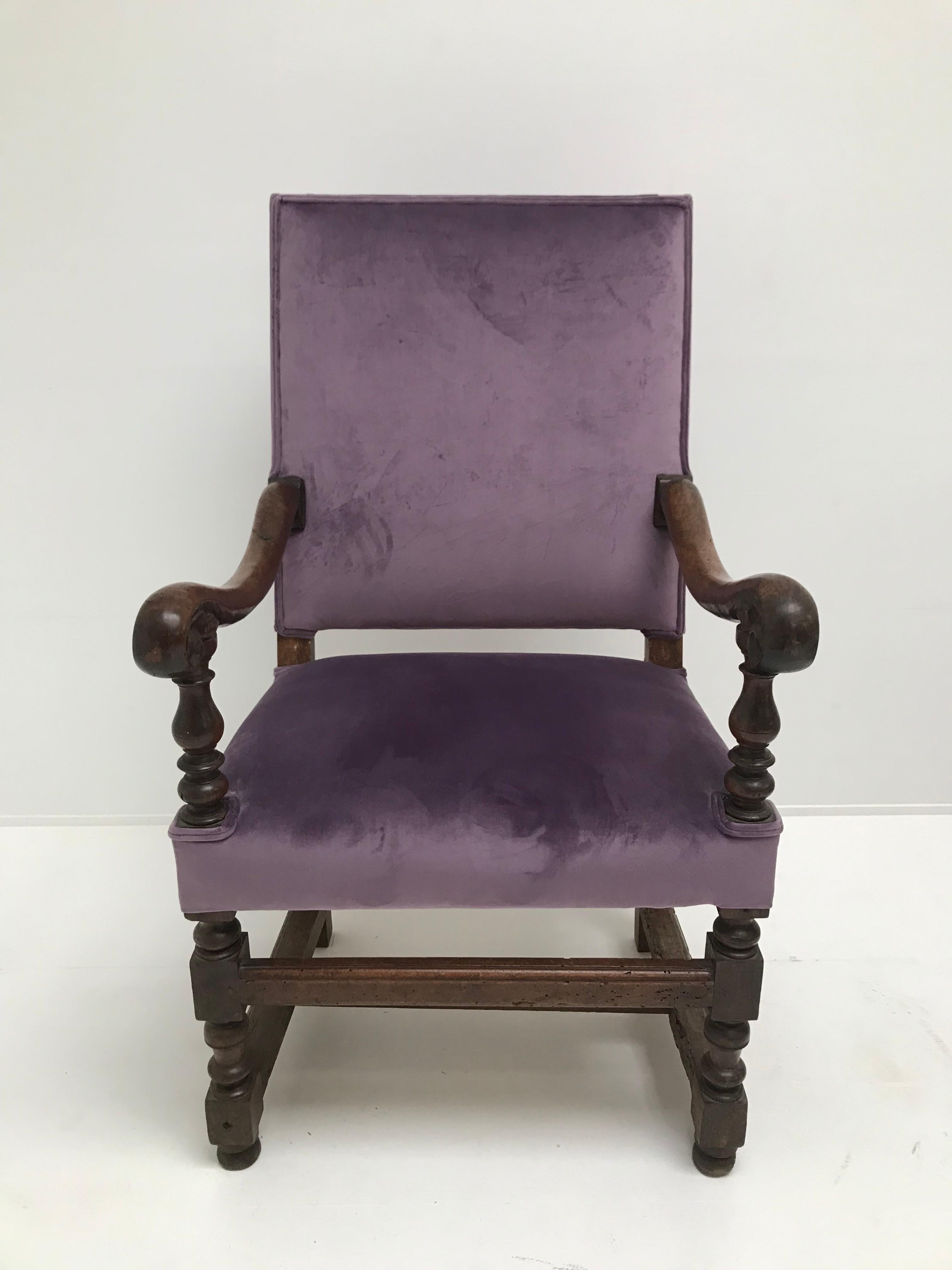 Elegant Louis XIII style walnut armchair
newly upholstered in nice powerful velvet mauve.