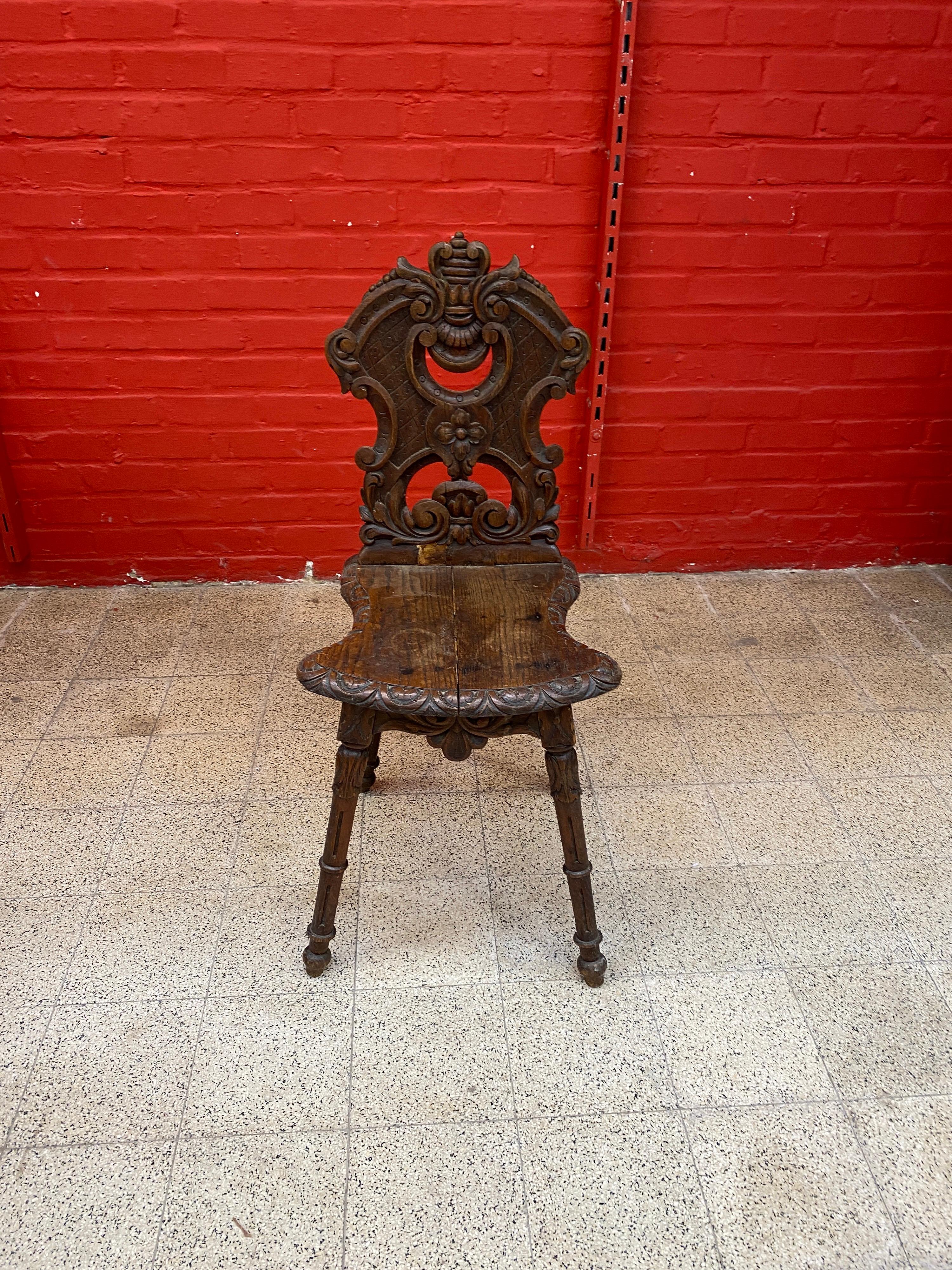 Chaise de style Louis XIII en bois massif, vers 1900.