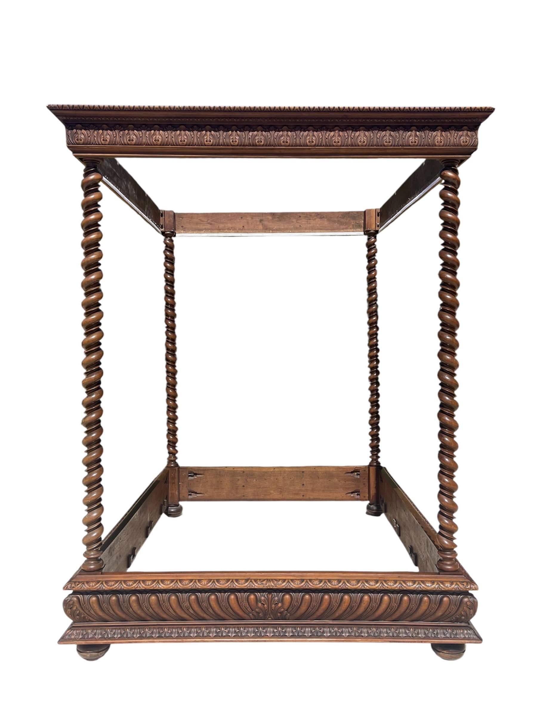 Somptueux et rare lit de château à baldaquin en noyer de style Louis XIII, entièrement sculpté sur les 4 côtés. Ce lit peut donc être placé au centre d'une pièce. Il est rare en raison de sa taille imposante et de son lit large pour l'époque. Ce
