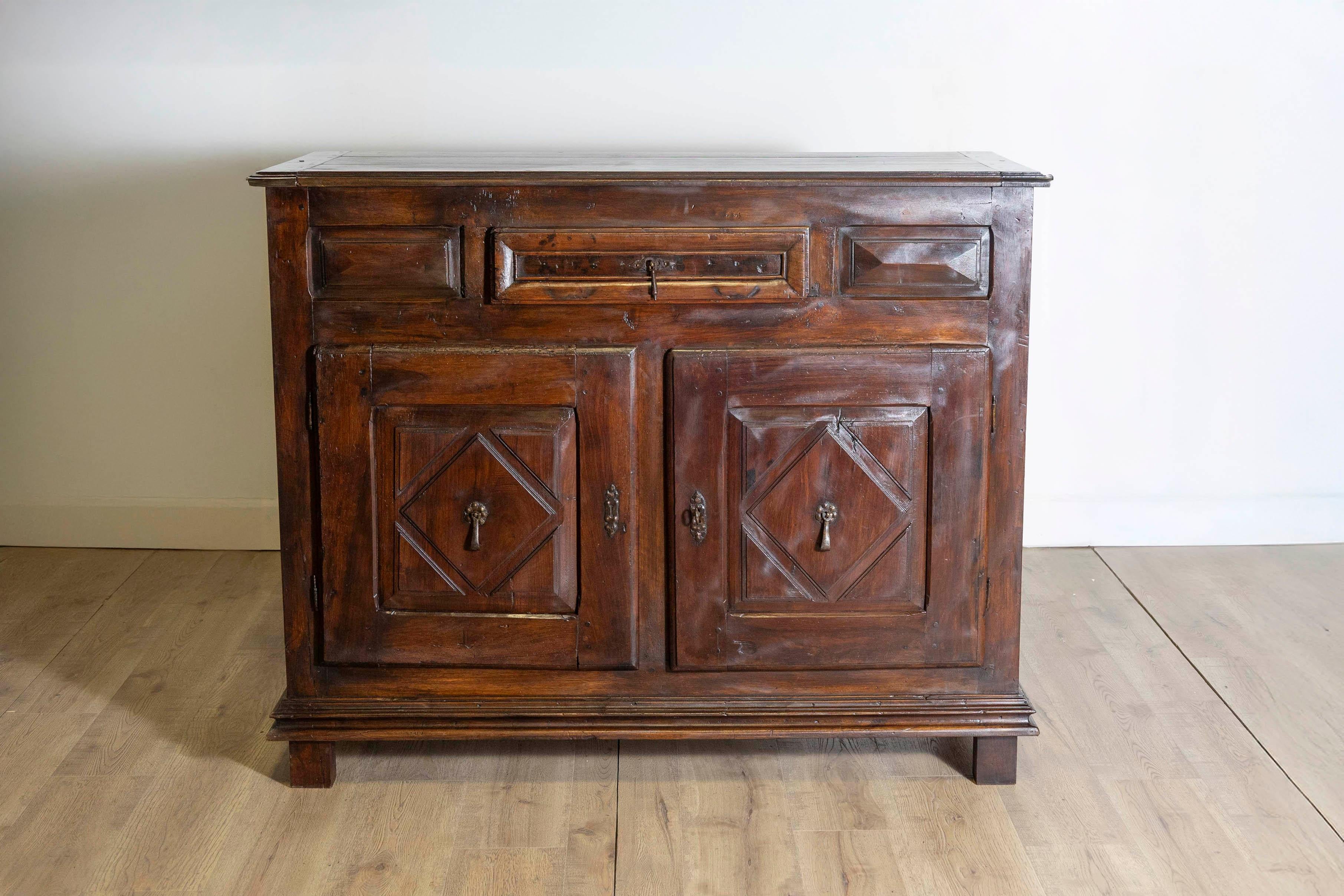 Un buffet francese in noce in stile Luigi XIII del XIX secolo con due ante, un cassetto singolo e motivi a diamante intagliati. Mostrando l'eleganza del design francese, questo buffet in noce in stile Luigi XIII, risalente al XIX secolo, cattura con