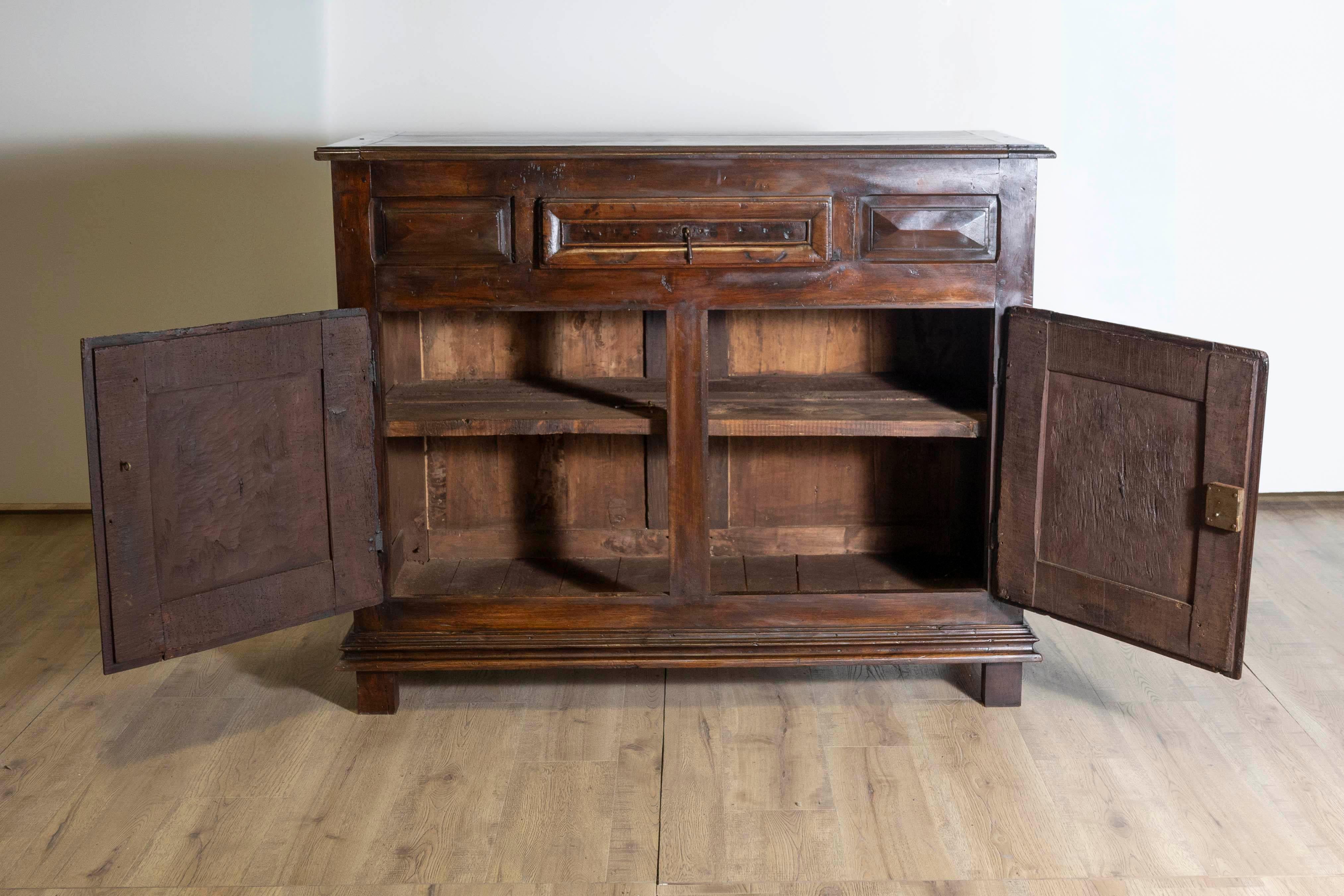Francese Buffet in noce del XIX secolo in stile Luigi XIII con motivi a diamante intagliati in vendita