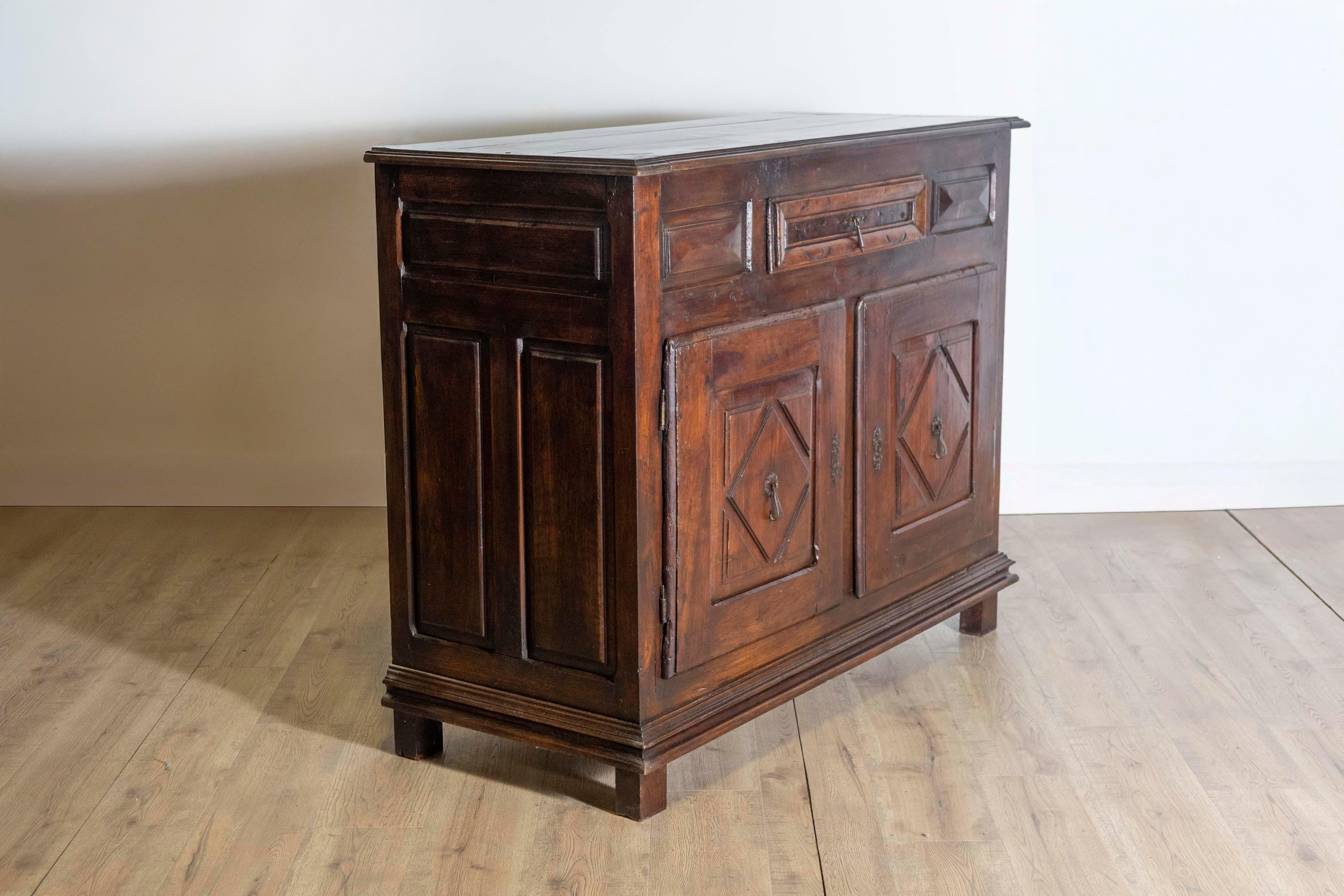 Intagliato Buffet in noce del XIX secolo in stile Luigi XIII con motivi a diamante intagliati in vendita