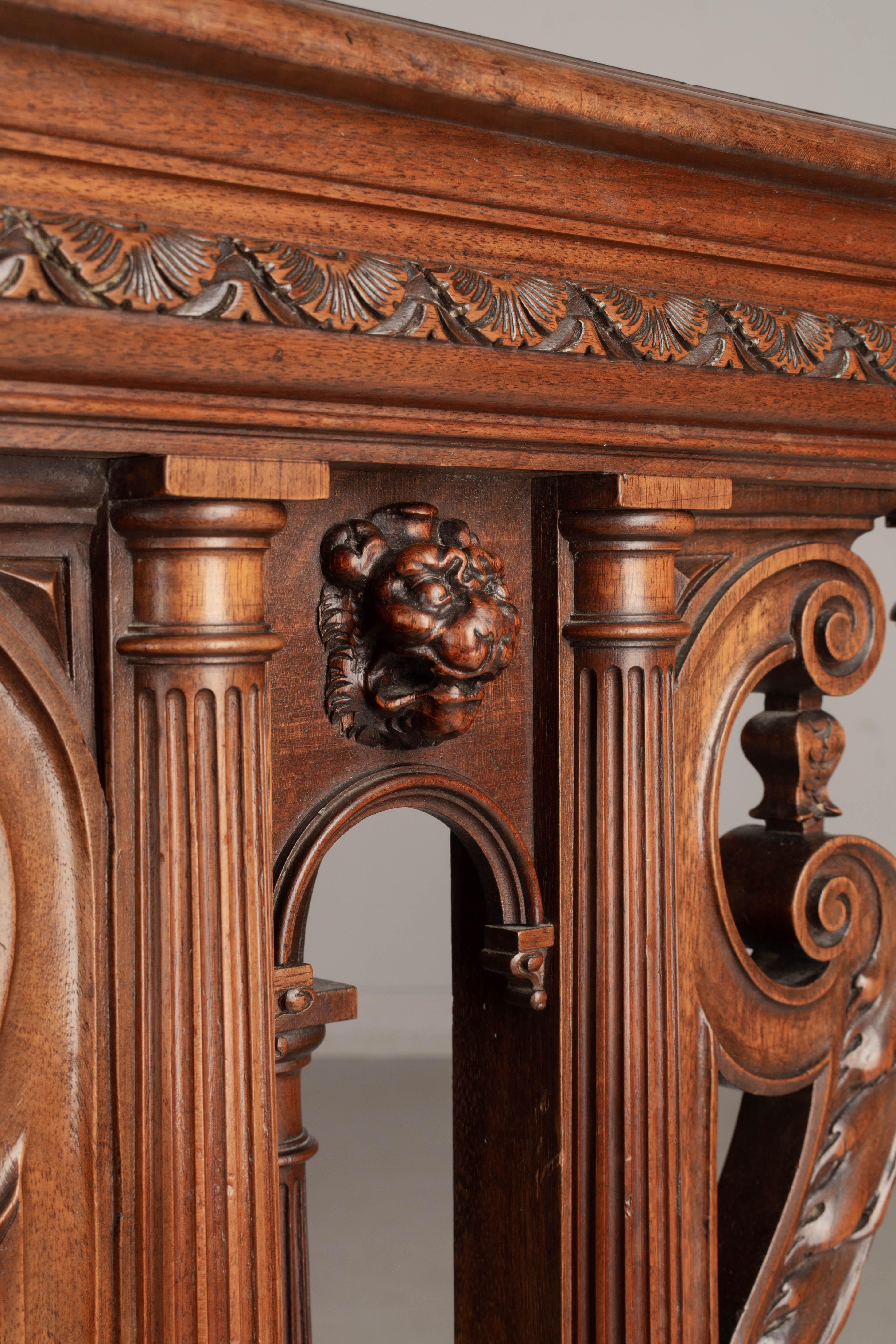 Table d'appoint française en noyer de style Louis XIII en vente 1