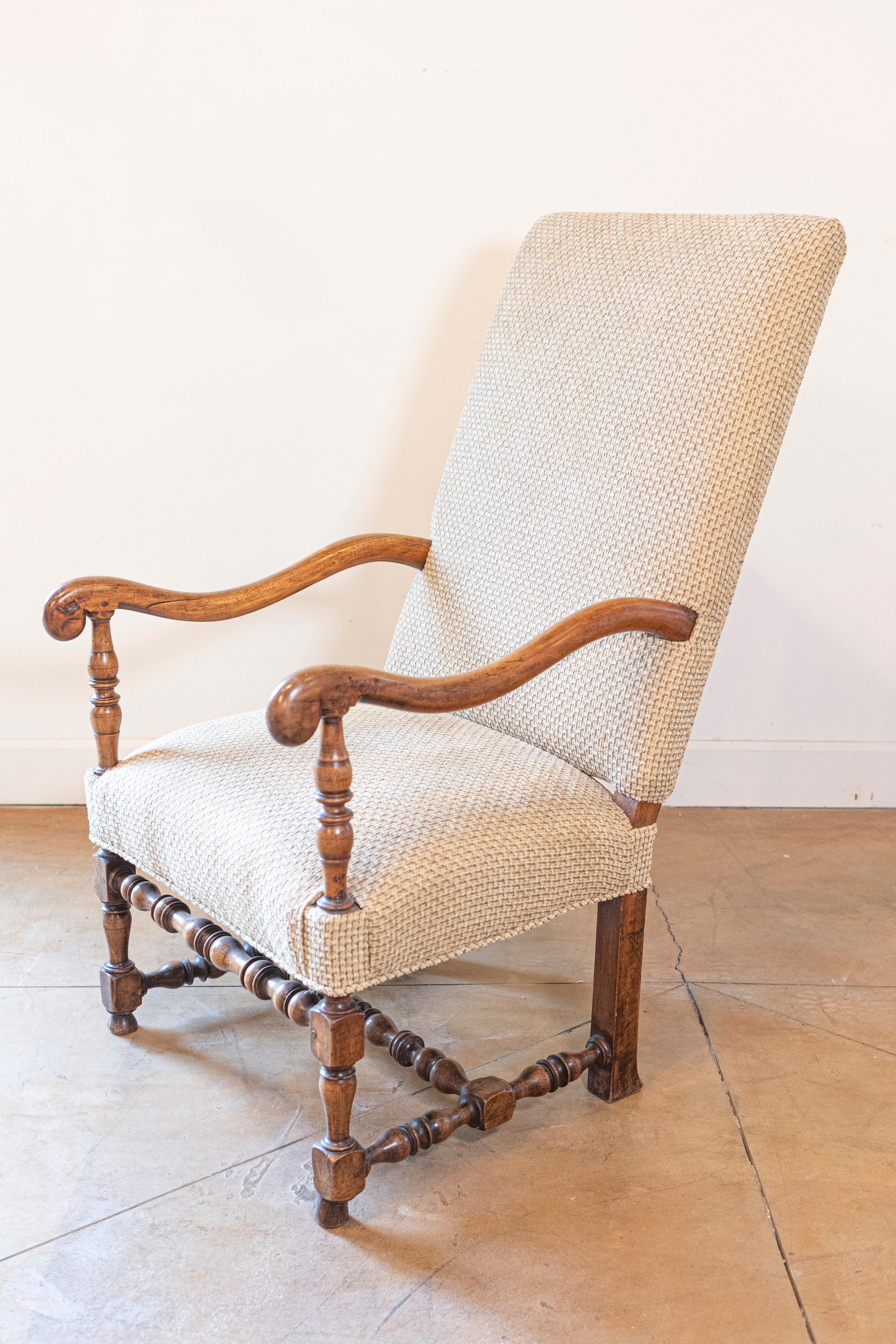 Francese Fauteuil francese in legno di noce in stile Luigi XIII con bracci a spirale e base tornita in vendita