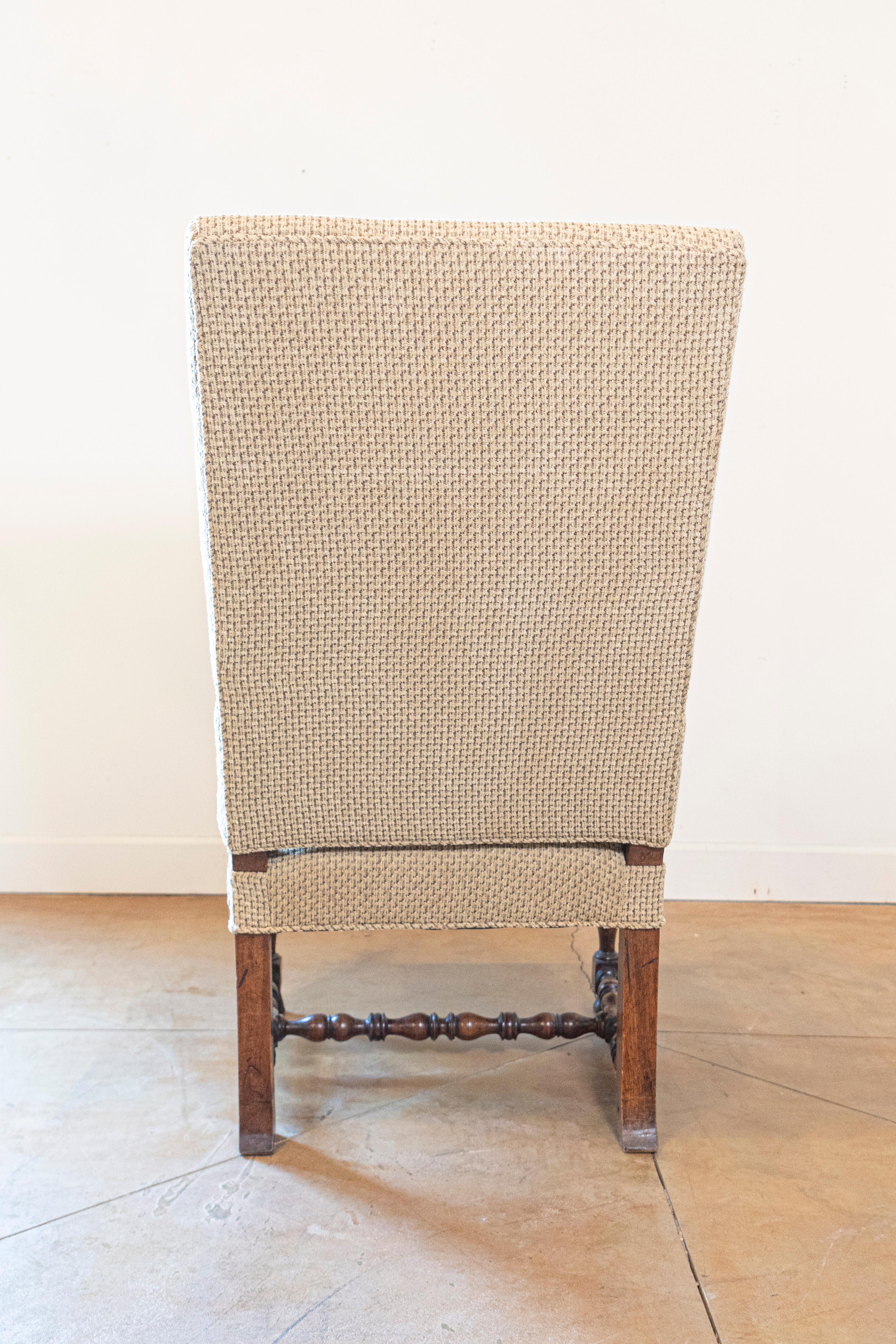 Fauteuil francese in legno di noce in stile Luigi XIII con bracci a spirale e base tornita In condizioni buone in vendita a Atlanta, GA