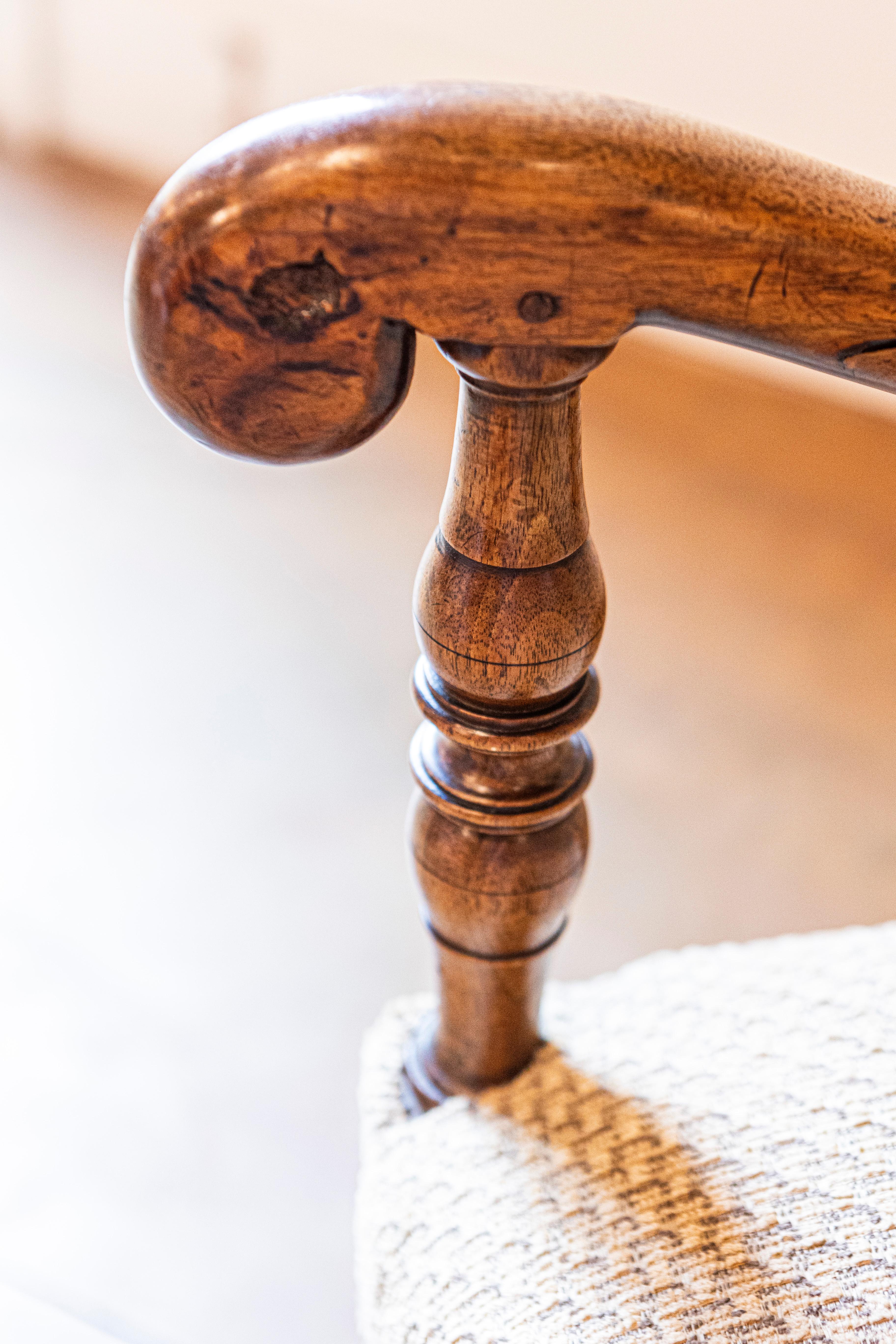 XIX secolo Fauteuil francese in legno di noce in stile Luigi XIII con bracci a spirale e base tornita in vendita