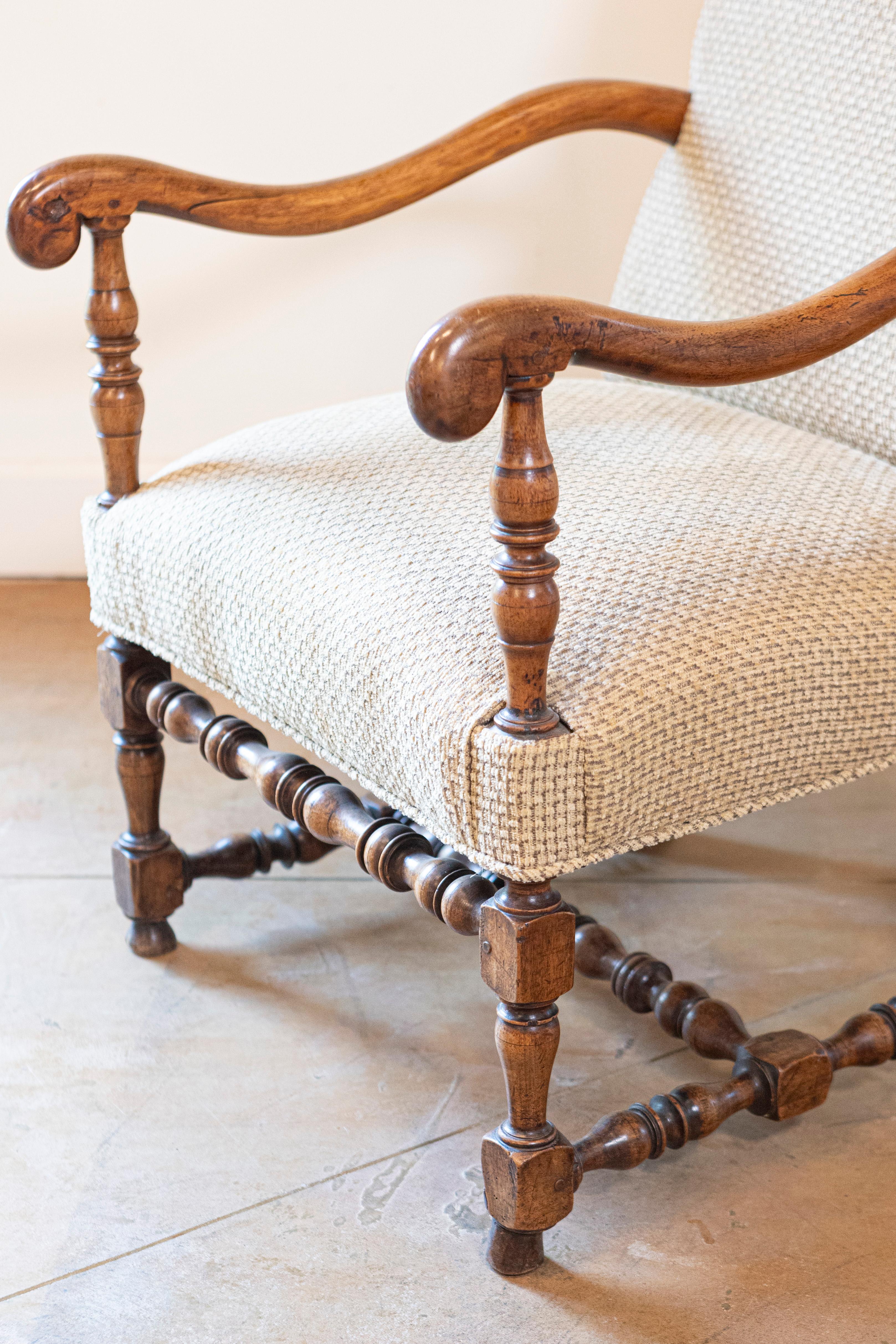 Tappezzeria Fauteuil francese in legno di noce in stile Luigi XIII con bracci a spirale e base tornita in vendita