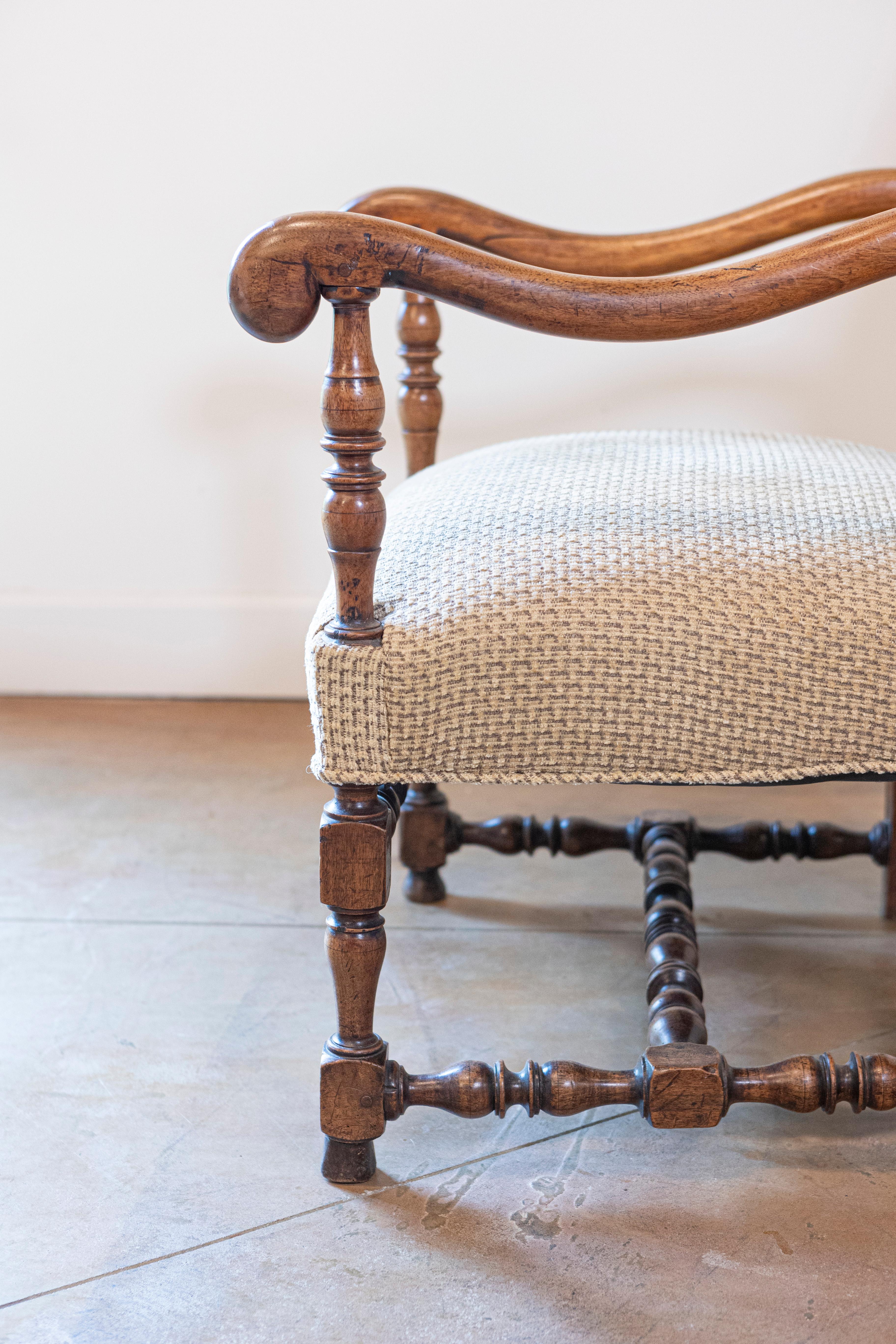 Fauteuil francese in legno di noce in stile Luigi XIII con bracci a spirale e base tornita in vendita 1