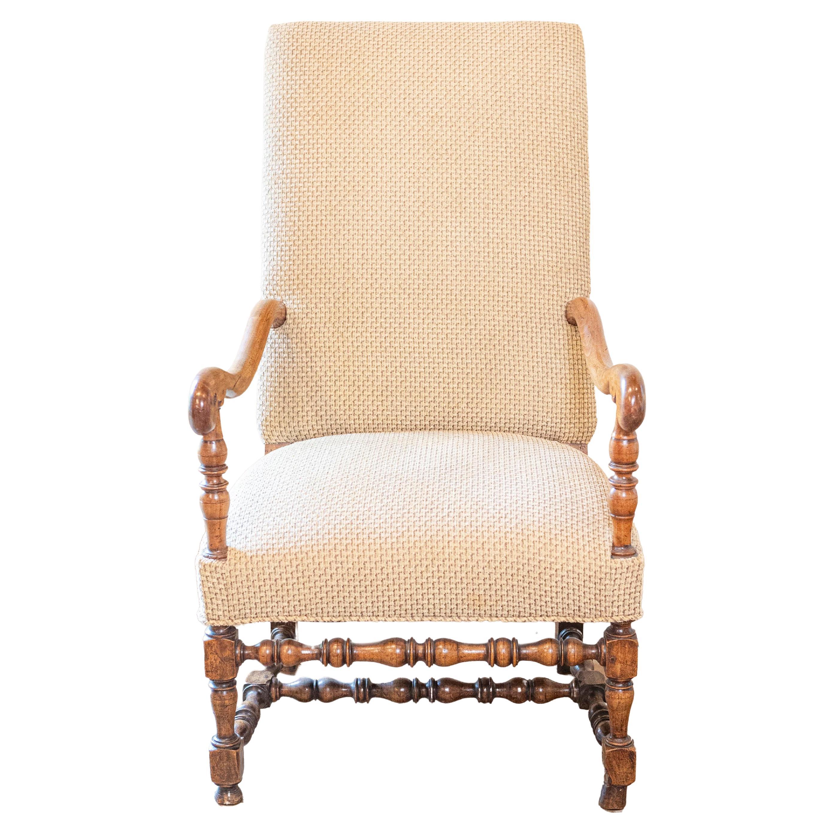 Fauteuil francese in legno di noce in stile Luigi XIII con bracci a spirale e base tornita in vendita