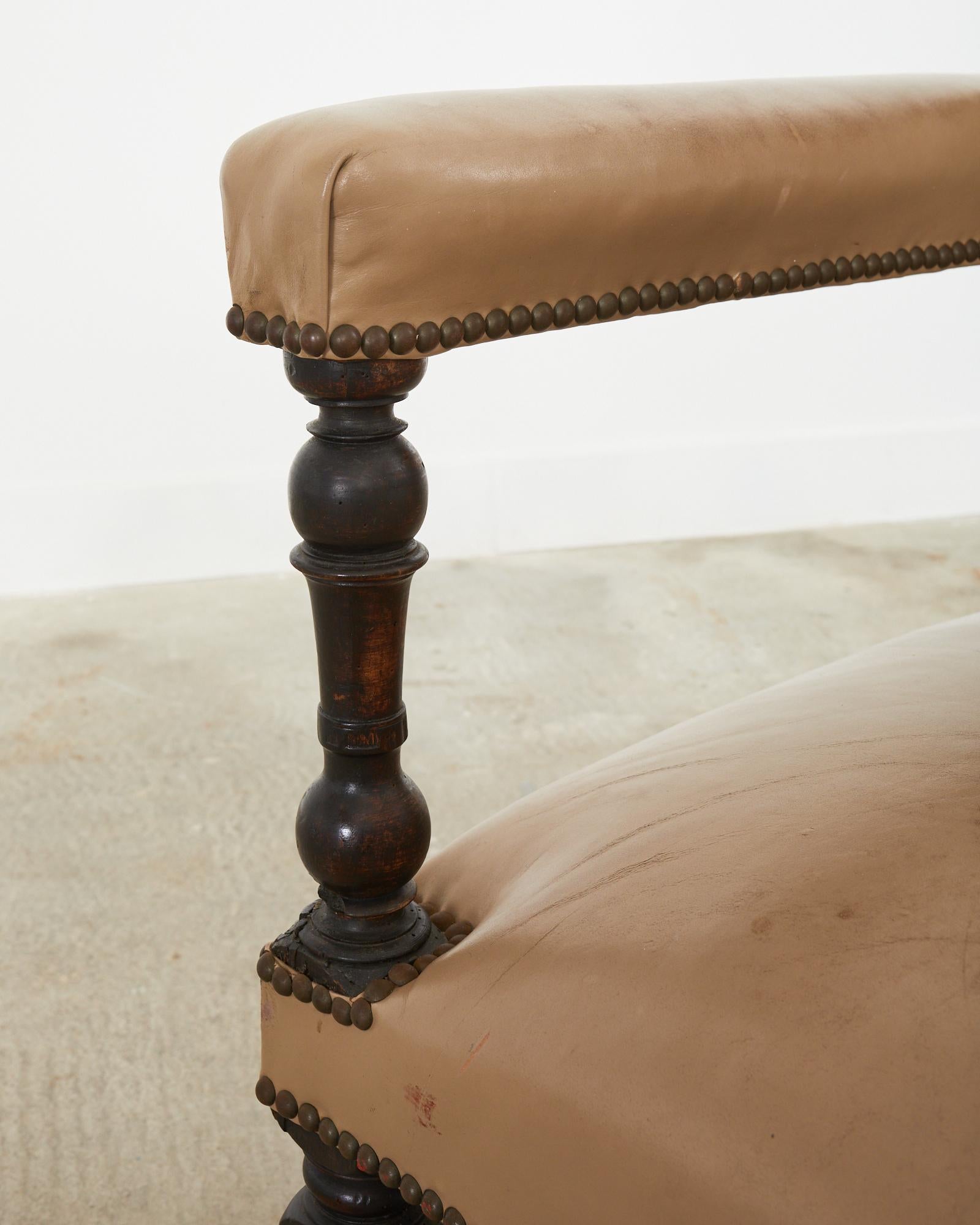 Chaise de bibliothèque ou chaise trône en cuir de noyer de style Louis XIII en vente 3