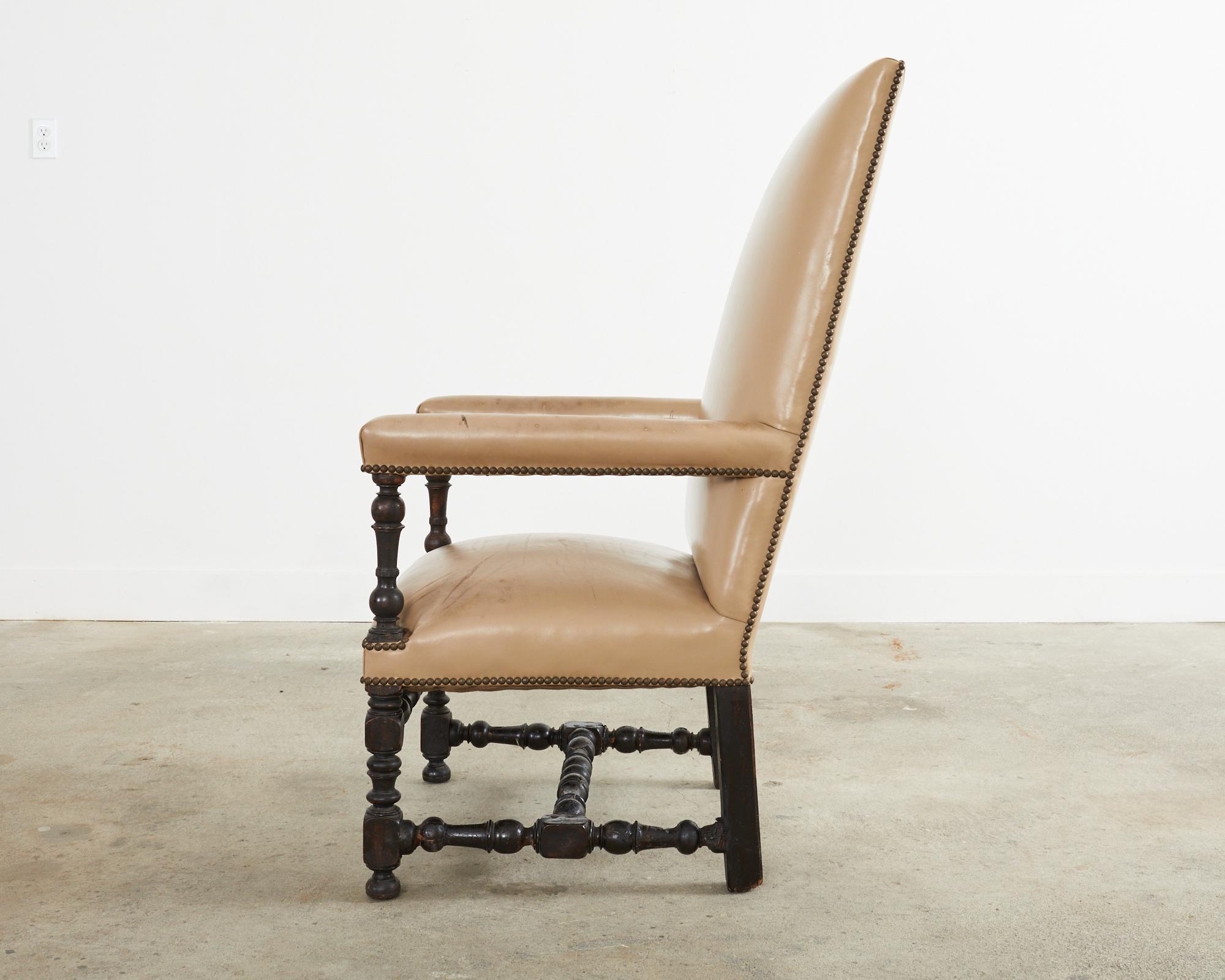 Chaise de bibliothèque ou chaise trône en cuir de noyer de style Louis XIII en vente 5