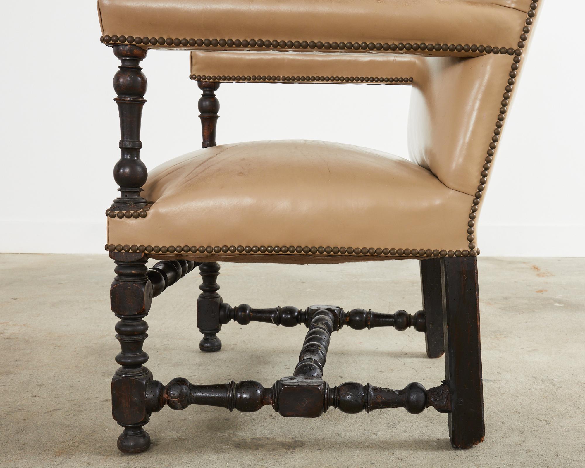 Chaise de bibliothèque ou chaise trône en cuir de noyer de style Louis XIII en vente 6