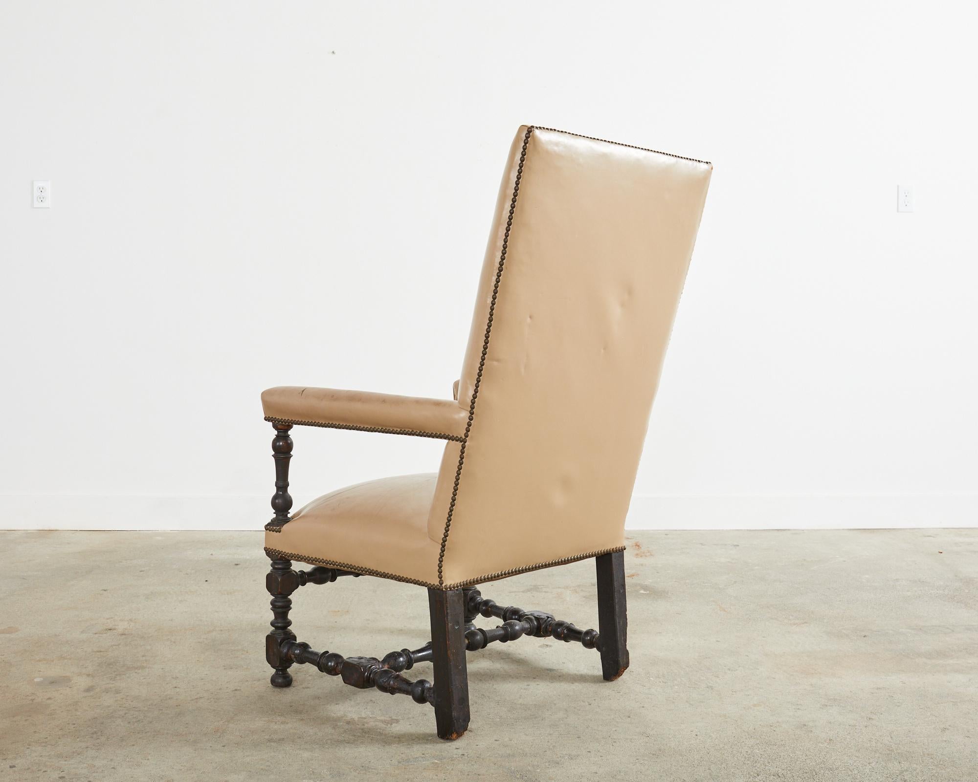 Chaise de bibliothèque ou chaise trône en cuir de noyer de style Louis XIII en vente 10