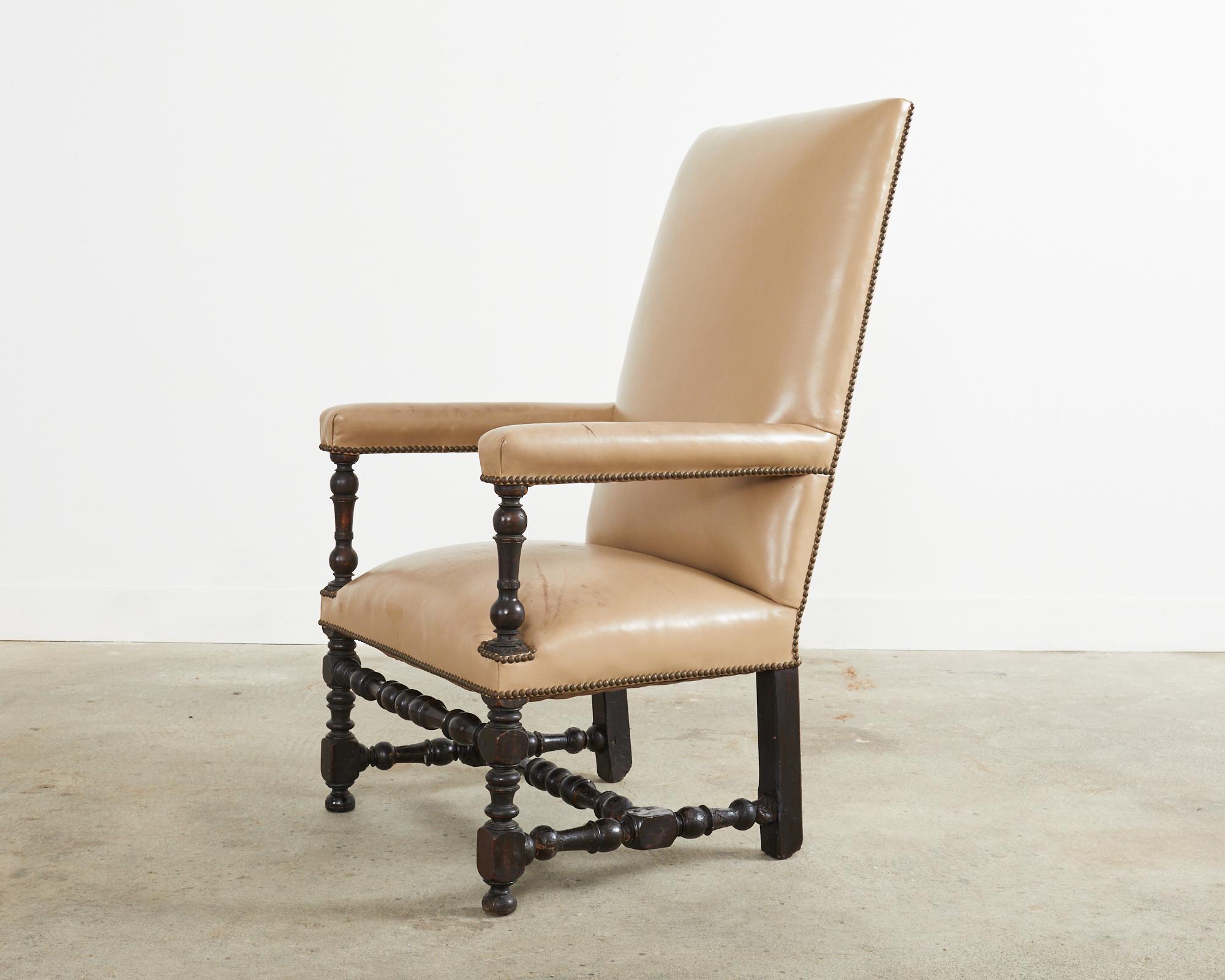 Français Chaise de bibliothèque ou chaise trône en cuir de noyer de style Louis XIII en vente