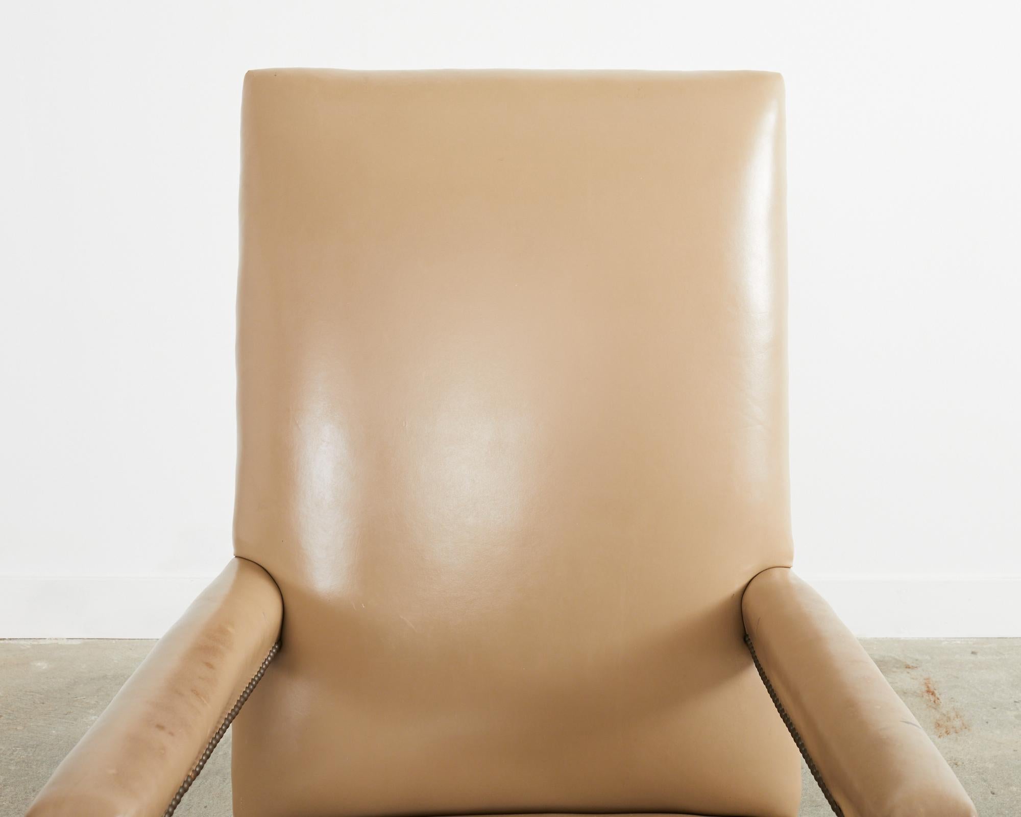 Fait main Chaise de bibliothèque ou chaise trône en cuir de noyer de style Louis XIII en vente