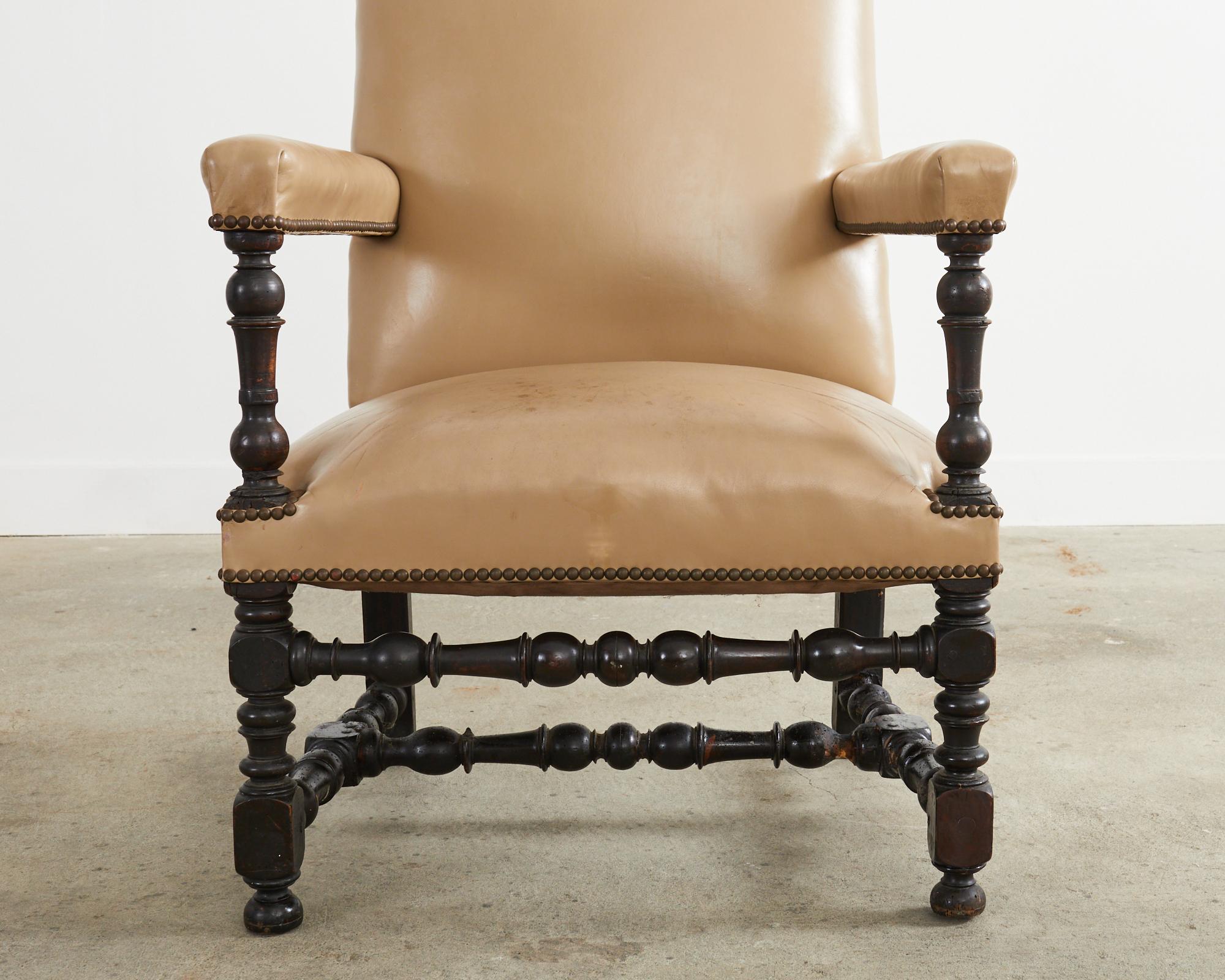 Chaise de bibliothèque ou chaise trône en cuir de noyer de style Louis XIII Abîmé - En vente à Rio Vista, CA