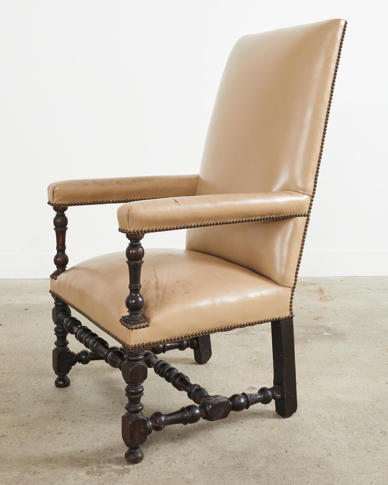 Laiton Chaise de bibliothèque ou chaise trône en cuir de noyer de style Louis XIII en vente