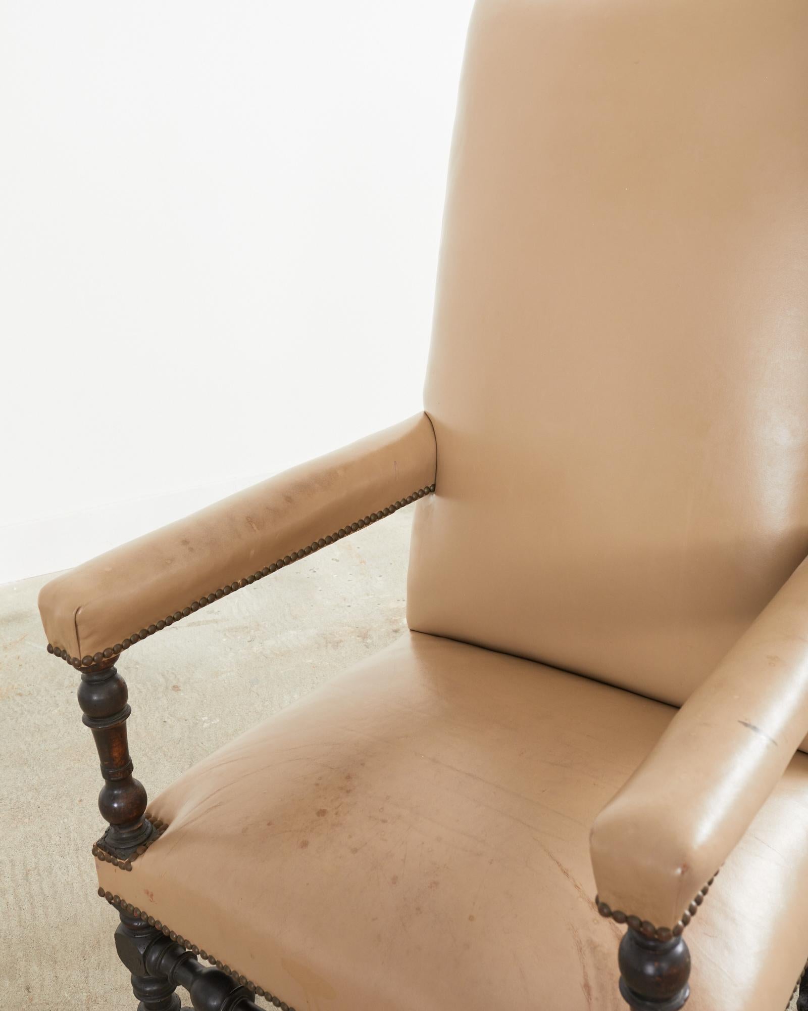 Chaise de bibliothèque ou chaise trône en cuir de noyer de style Louis XIII en vente 2