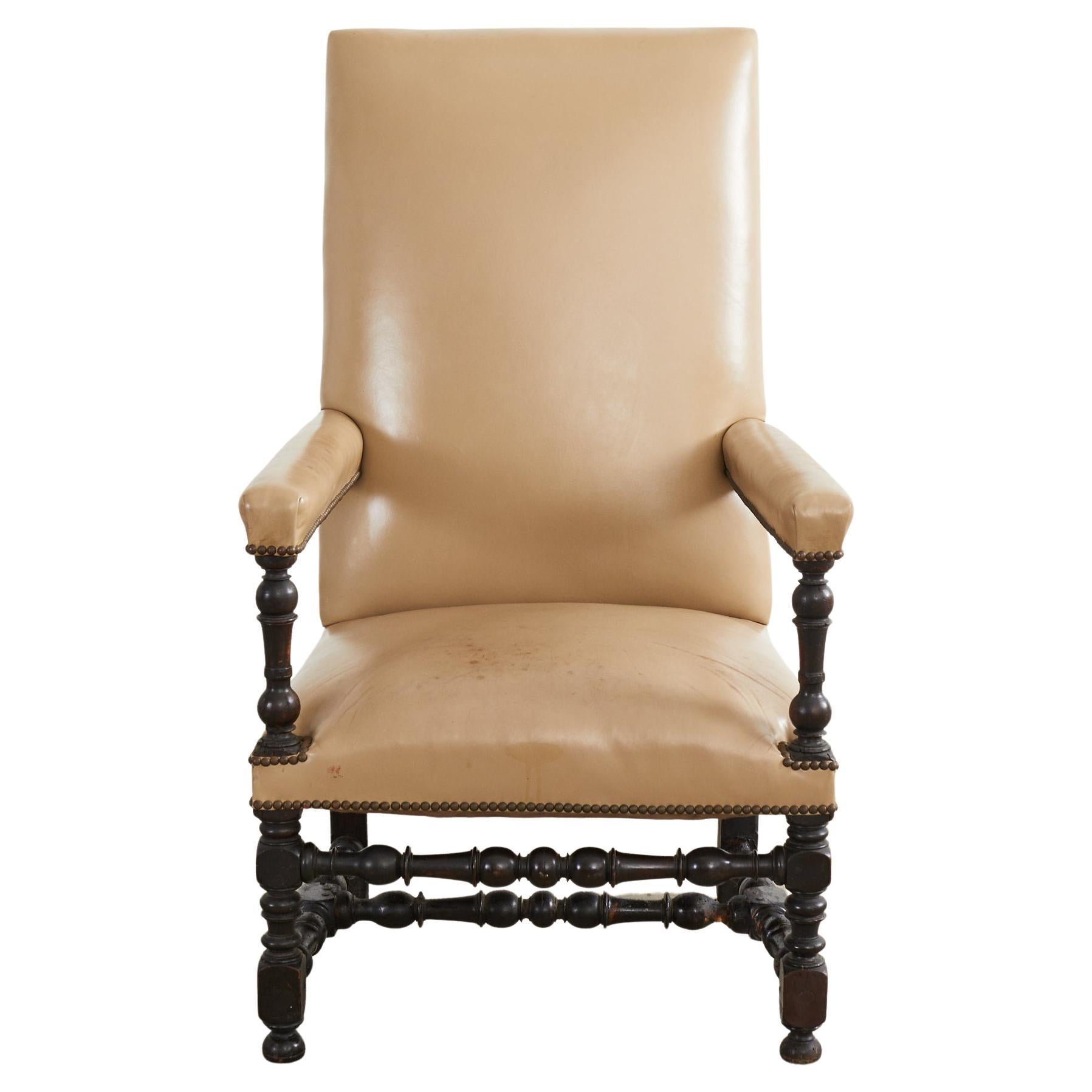 Chaise de bibliothèque ou chaise trône en cuir de noyer de style Louis XIII en vente