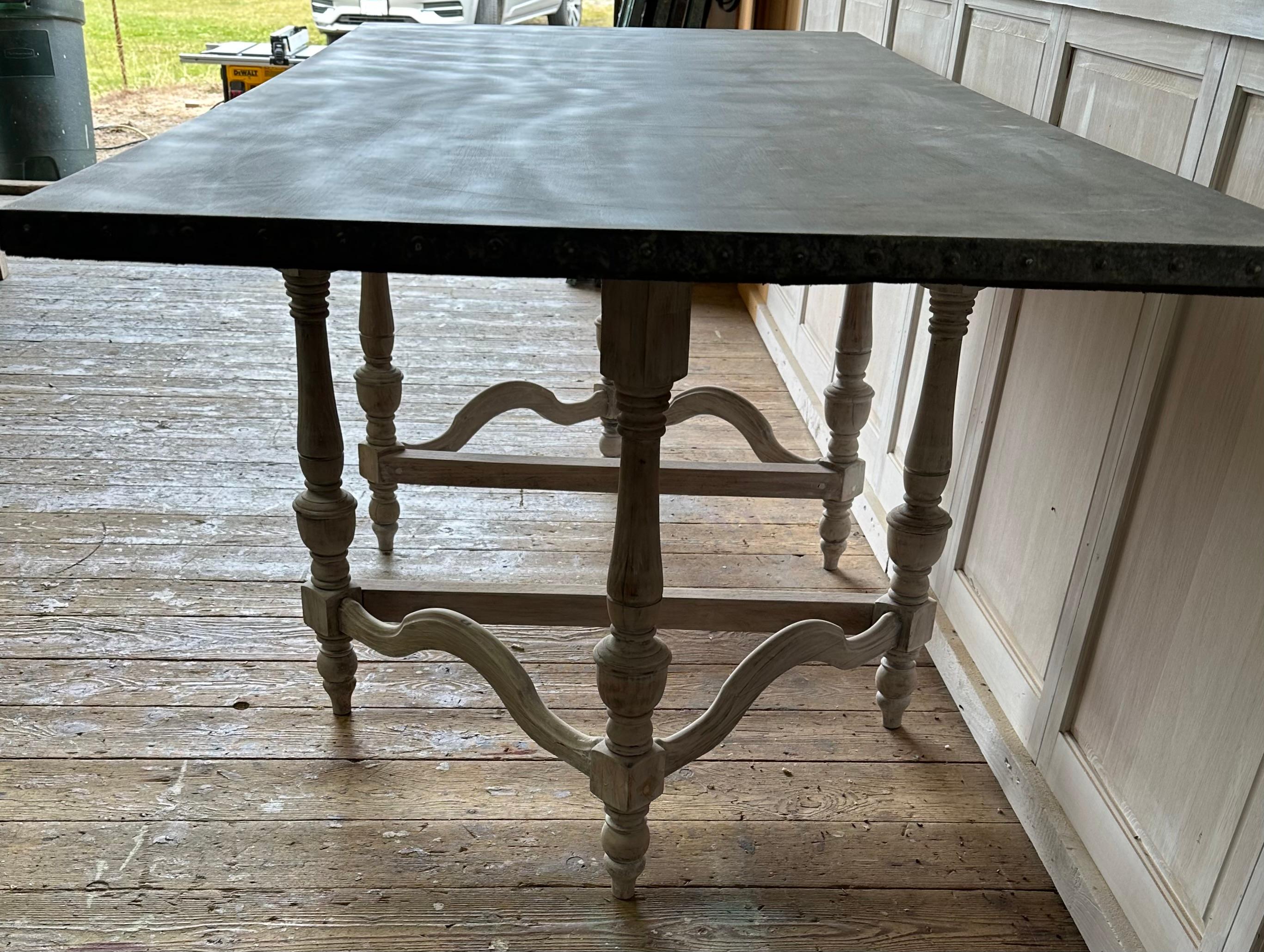 Zinc Table de salle à manger de style Louis XIII à plateau en zinc en vente