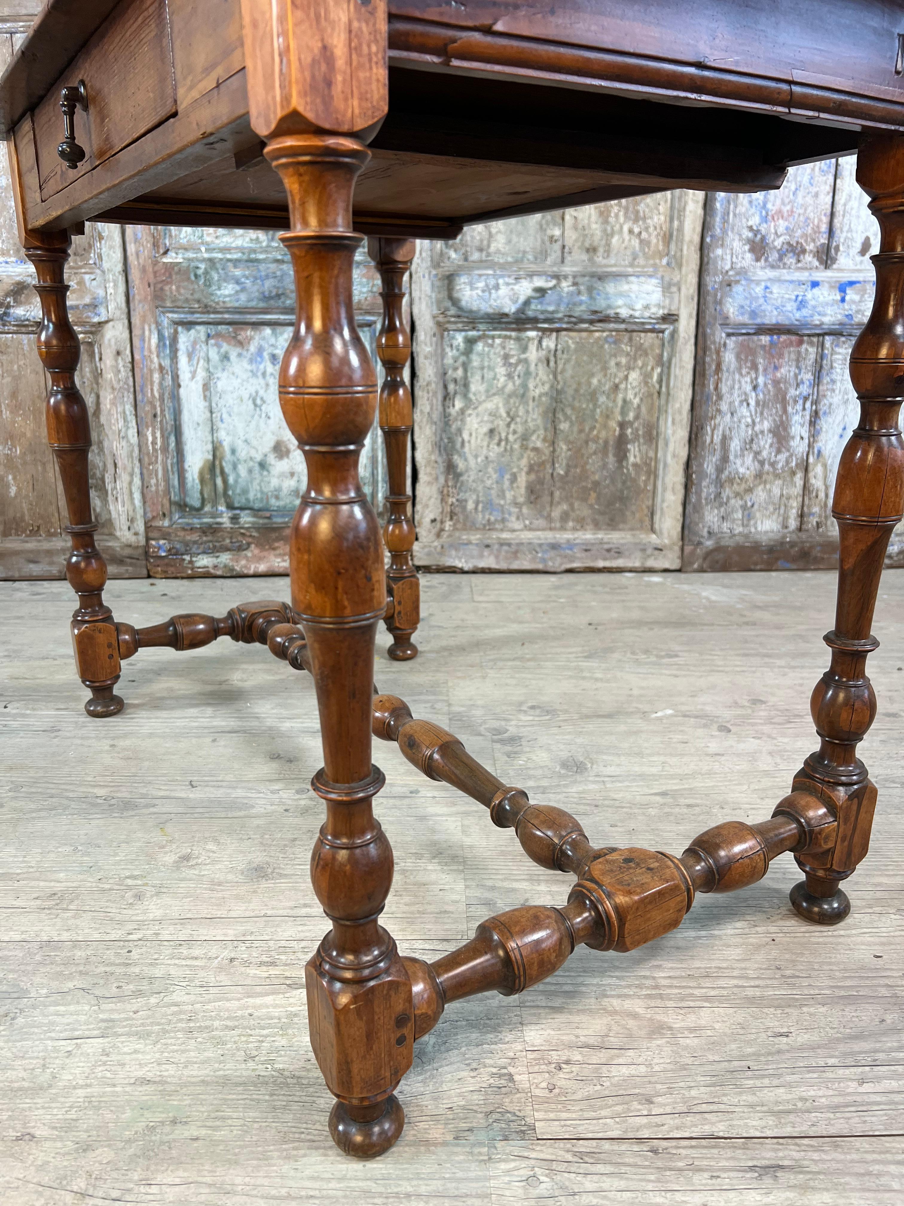 Louis XIII table in solid guaiac wood In Good Condition For Sale In PARIS, FR