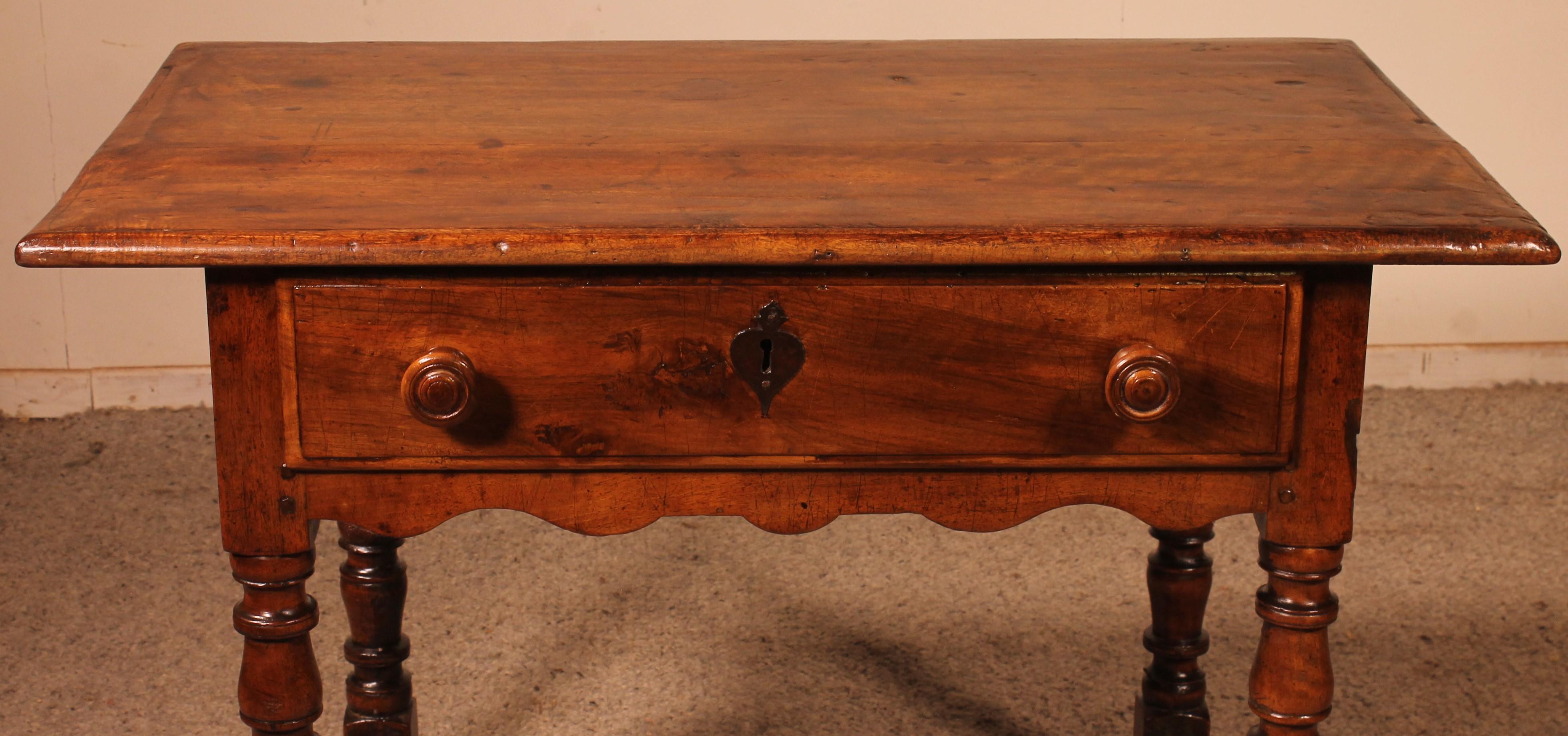 Schöner kleiner Tisch aus Nussbaum aus dem 17. Jahrhundert (aus Italien) mit einer Schublade auf der Vorderseite, die auf einer sehr eleganten Basis mit gedrechselten Beinen ruht, die durch einen Abstandshalter verbunden sind und mit Kugeln