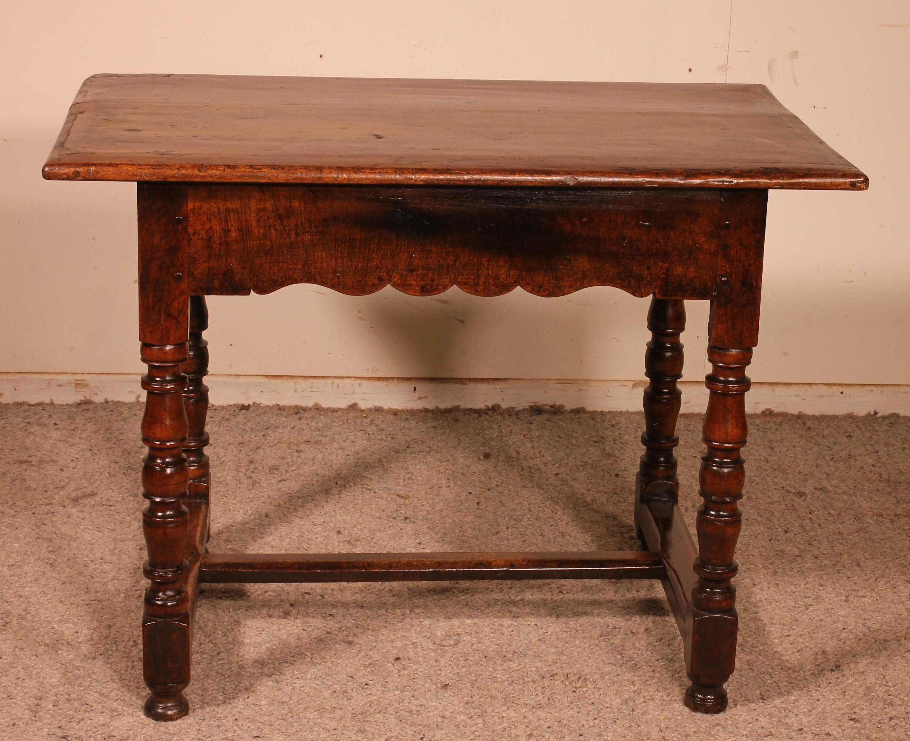 Louis XIII Table in Walnut, 17th Century For Sale 4